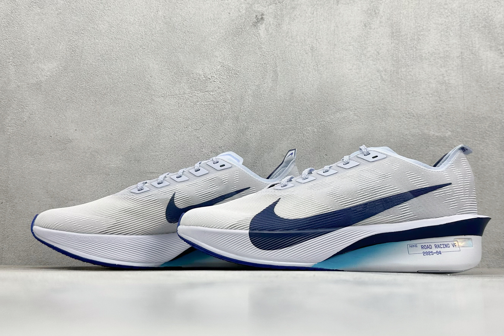 220 Nike ZoomX Vaporfly NEXT% 4 马拉松系列公路竞速超轻缓震跑步鞋 HF6414-001