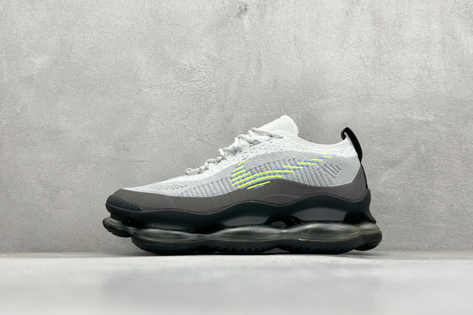 纯原福利  Nike Air Max Scorpion FK 次世代气垫搭载全掌大气垫鞋款 采用类似于 VaporMax Plus 和 VaporMax Flyknit 型号的设计 匠心打造的鞋面 实现轻质包覆和透气性 鞋身设计舒适的衬里包裹双足 带来自然贴身的感觉 橡胶鞋底提供持久的牵引力 脚下的球根状裸气鞋底 货号：DJ4701-002 尺码：40-46-选品中心