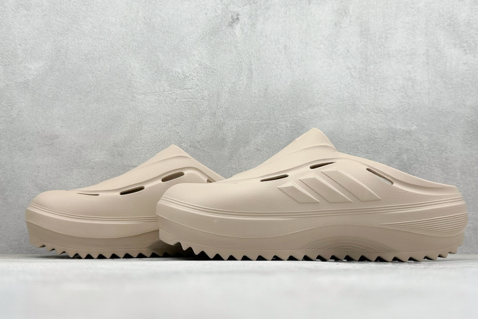 100 XD版AD OZWAVE CLOG 防滑包头 厨师鞋二代 稳定缓震回弹厚底老爹拖鞋  JR6759