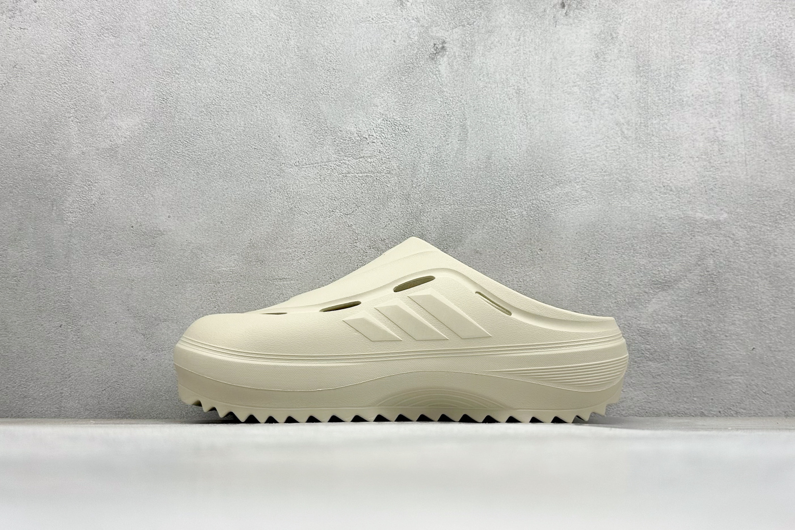 XD版AD OZWAVE CLOG 防滑包头 厨师鞋二代 稳定缓震回弹厚底老爹拖鞋 ​厚底设计 做工精细 可拆洗鞋垫缓震透气性能十分出色 脚感舒服柔软 EVA鞋底防滑性能 货号：JR6758 ​尺码：36-45-选品中心