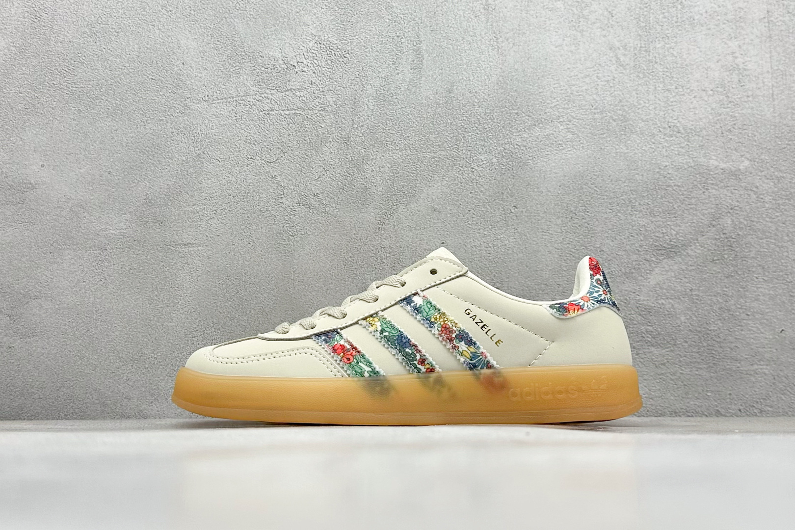 YH长青福利  AD Originals Gazelle INdoor 三叶草休闲防滑耐磨低帮板鞋 鞋头出色设计 塑就出众贴合感 稳固的后跟贴合足部曲线设计 软弹舒适 不易磨脚 橡胶鞋底配合防滑纹路设计 平稳抓地 货号：JH7370-选品中心