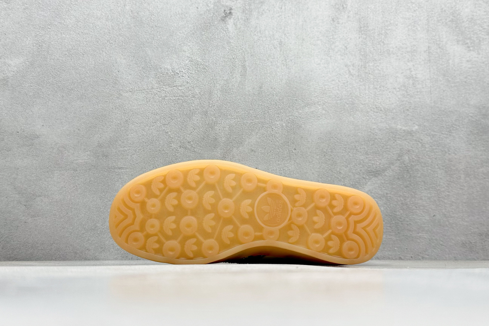 图片[4]-YH长青福利  AD Originals Gazelle INdoor 三叶草休闲防滑耐磨低帮板鞋 鞋头出色设计 塑就出众贴合感 稳固的后跟贴合足部曲线设计 软弹舒适 不易磨脚 橡胶鞋底配合防滑纹路设计 平稳抓地 货号：JH7370-选品中心