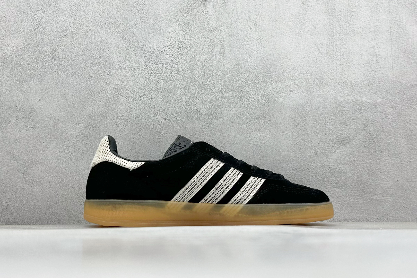 图片[2]-YH长青福利  AD Originals Gazelle INdoor 三叶草休闲防滑耐磨低帮板鞋 鞋头出色设计 塑就出众贴合感 稳固的后跟贴合足部曲线设计 软弹舒适 不易磨脚 橡胶鞋底配合防滑纹路设计 平稳抓地 货号：JI2755-选品中心