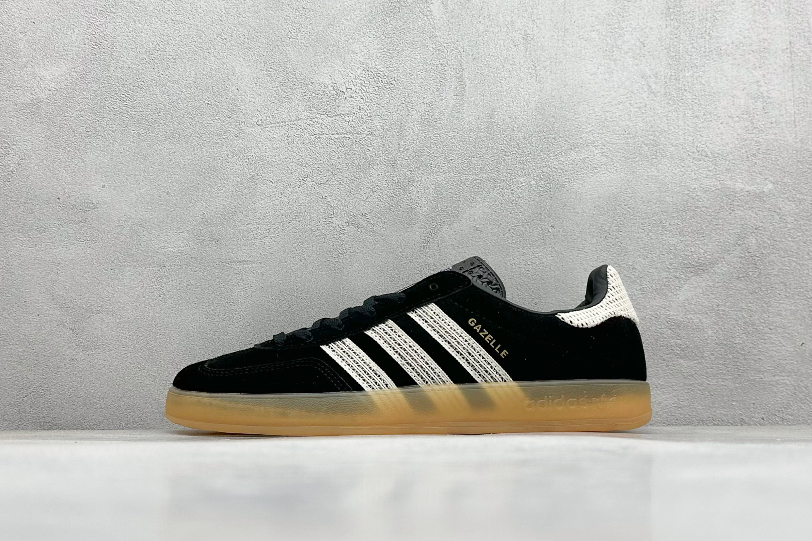 YH长青福利  AD Originals Gazelle INdoor 三叶草休闲防滑耐磨低帮板鞋 鞋头出色设计 塑就出众贴合感 稳固的后跟贴合足部曲线设计 软弹舒适 不易磨脚 橡胶鞋底配合防滑纹路设计 平稳抓地 货号：JI2755-选品中心