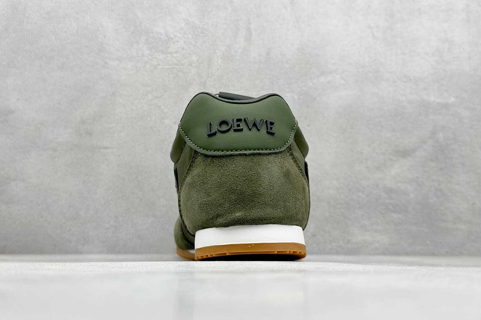 图片[6]-S版 罗意威Loewe Ballet Runner 2.0系列阿甘复古风德训薄底百搭休闲运动鞋 采用反绒牛皮革拼接头层皮饰片鞋面材质鞋身原装高密度防刮尼龙面料,极好柔软效果双层乳胶缓震鞋垫外部搭配轻量EVA缓震组合橡胶防滑片装外底不对称鞋头设计、袜状内部结构，轻盈橡胶外底延伸至鞋头 20 毫米鞋跟，附白色和同色系鞋带侧面饰有 L 徽标，鞋舌饰有压纹 Anagram 后跟标签饰有注塑橡胶 LOEWE 标志升级原楦型开发纸版全手工拉帮工艺成型 尺码：36-44-选品中心