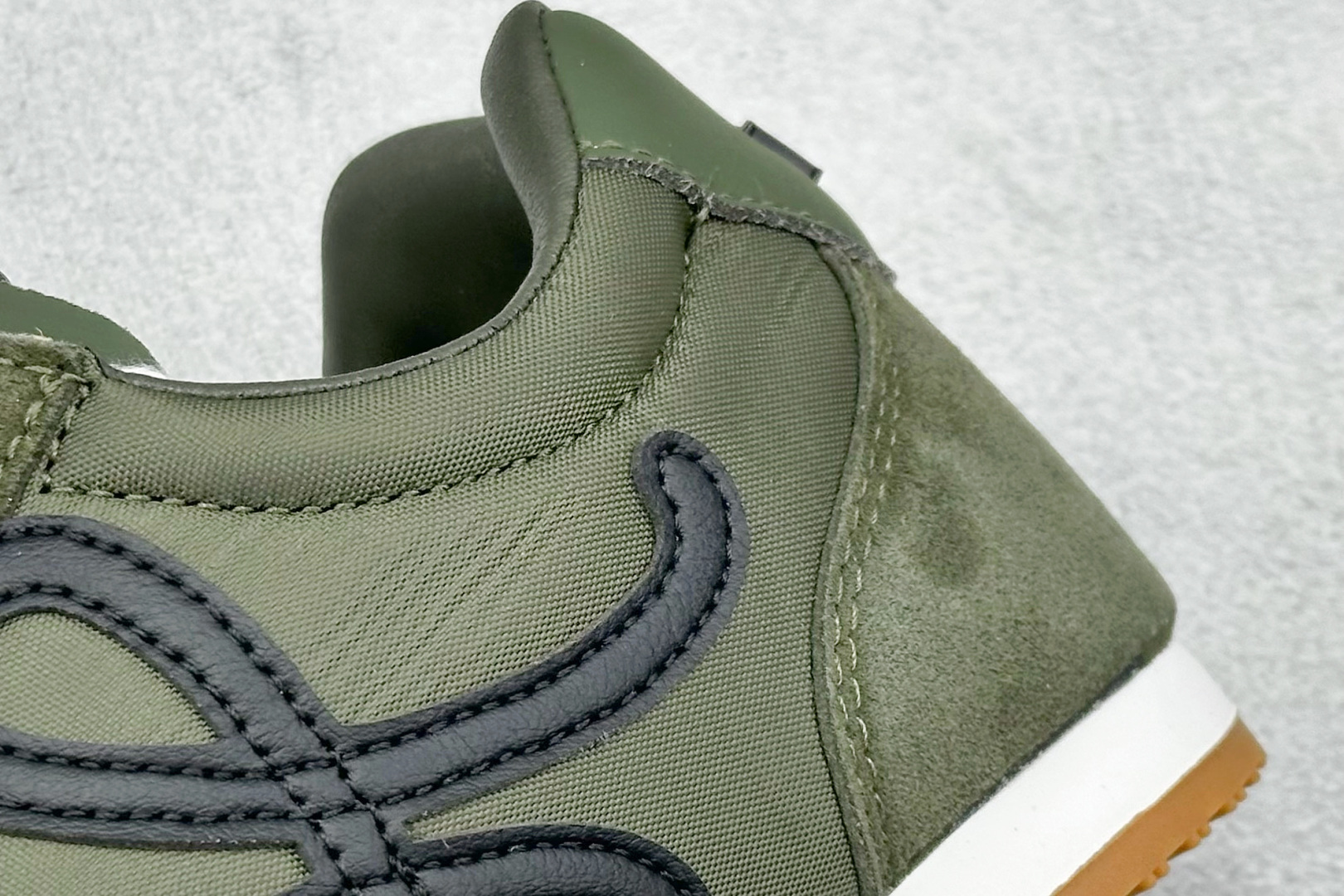 图片[9]-S版 罗意威Loewe Ballet Runner 2.0系列阿甘复古风德训薄底百搭休闲运动鞋 采用反绒牛皮革拼接头层皮饰片鞋面材质鞋身原装高密度防刮尼龙面料,极好柔软效果双层乳胶缓震鞋垫外部搭配轻量EVA缓震组合橡胶防滑片装外底不对称鞋头设计、袜状内部结构，轻盈橡胶外底延伸至鞋头 20 毫米鞋跟，附白色和同色系鞋带侧面饰有 L 徽标，鞋舌饰有压纹 Anagram 后跟标签饰有注塑橡胶 LOEWE 标志升级原楦型开发纸版全手工拉帮工艺成型 尺码：36-44-选品中心