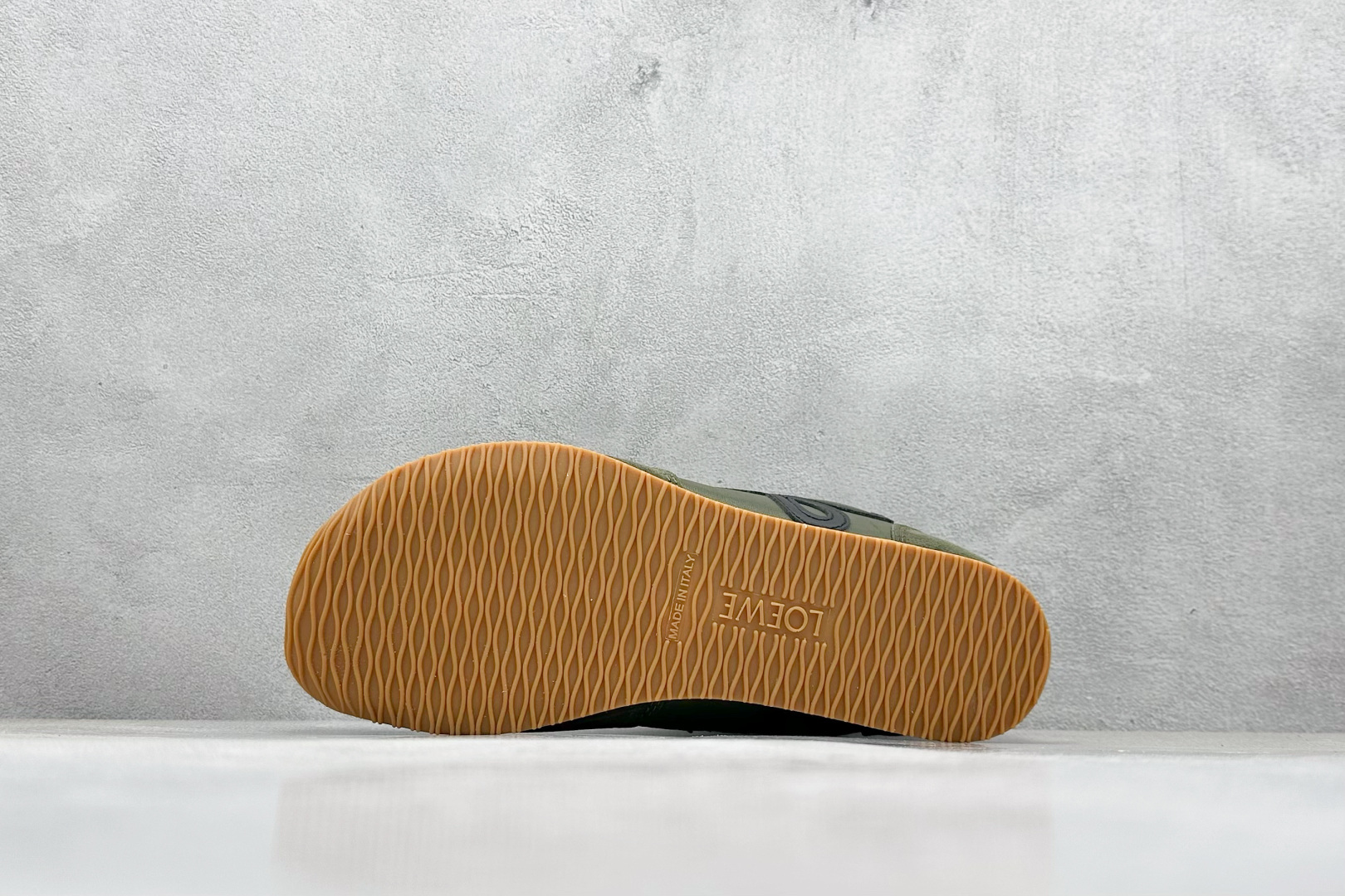 图片[4]-S版 罗意威Loewe Ballet Runner 2.0系列阿甘复古风德训薄底百搭休闲运动鞋 采用反绒牛皮革拼接头层皮饰片鞋面材质鞋身原装高密度防刮尼龙面料,极好柔软效果双层乳胶缓震鞋垫外部搭配轻量EVA缓震组合橡胶防滑片装外底不对称鞋头设计、袜状内部结构，轻盈橡胶外底延伸至鞋头 20 毫米鞋跟，附白色和同色系鞋带侧面饰有 L 徽标，鞋舌饰有压纹 Anagram 后跟标签饰有注塑橡胶 LOEWE 标志升级原楦型开发纸版全手工拉帮工艺成型 尺码：36-44-选品中心