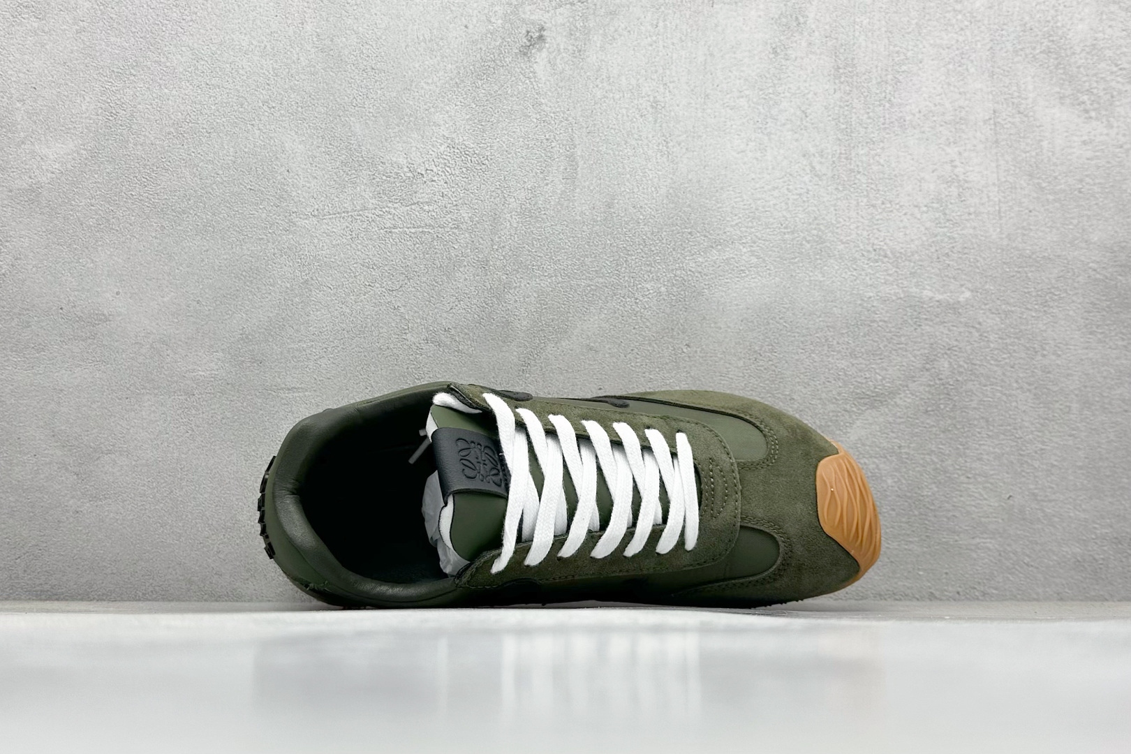 图片[3]-S版 罗意威Loewe Ballet Runner 2.0系列阿甘复古风德训薄底百搭休闲运动鞋 采用反绒牛皮革拼接头层皮饰片鞋面材质鞋身原装高密度防刮尼龙面料,极好柔软效果双层乳胶缓震鞋垫外部搭配轻量EVA缓震组合橡胶防滑片装外底不对称鞋头设计、袜状内部结构，轻盈橡胶外底延伸至鞋头 20 毫米鞋跟，附白色和同色系鞋带侧面饰有 L 徽标，鞋舌饰有压纹 Anagram 后跟标签饰有注塑橡胶 LOEWE 标志升级原楦型开发纸版全手工拉帮工艺成型 尺码：36-44-选品中心