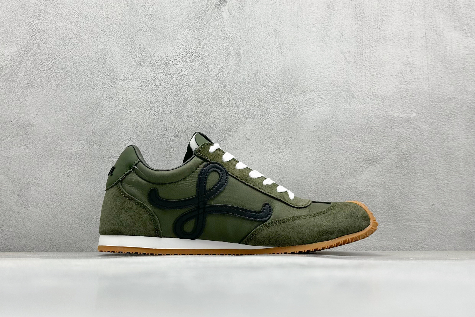 图片[2]-S版 罗意威Loewe Ballet Runner 2.0系列阿甘复古风德训薄底百搭休闲运动鞋 采用反绒牛皮革拼接头层皮饰片鞋面材质鞋身原装高密度防刮尼龙面料,极好柔软效果双层乳胶缓震鞋垫外部搭配轻量EVA缓震组合橡胶防滑片装外底不对称鞋头设计、袜状内部结构，轻盈橡胶外底延伸至鞋头 20 毫米鞋跟，附白色和同色系鞋带侧面饰有 L 徽标，鞋舌饰有压纹 Anagram 后跟标签饰有注塑橡胶 LOEWE 标志升级原楦型开发纸版全手工拉帮工艺成型 尺码：36-44-选品中心