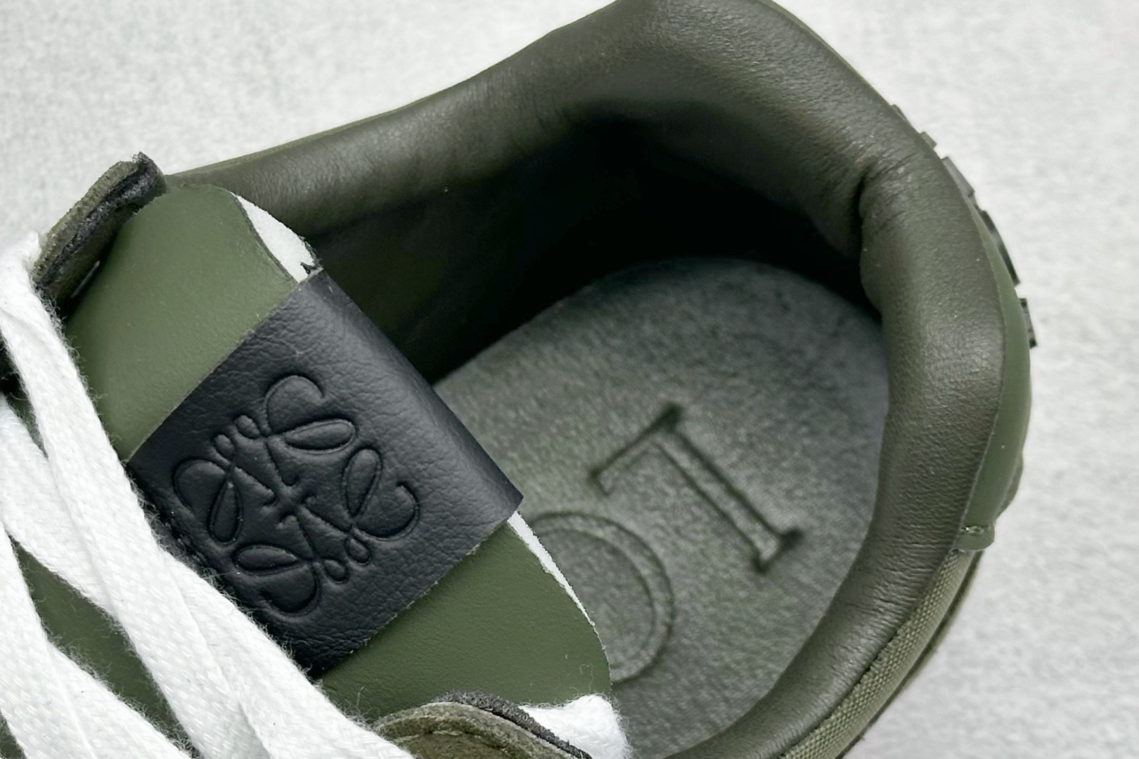 图片[8]-S版 罗意威Loewe Ballet Runner 2.0系列阿甘复古风德训薄底百搭休闲运动鞋 采用反绒牛皮革拼接头层皮饰片鞋面材质鞋身原装高密度防刮尼龙面料,极好柔软效果双层乳胶缓震鞋垫外部搭配轻量EVA缓震组合橡胶防滑片装外底不对称鞋头设计、袜状内部结构，轻盈橡胶外底延伸至鞋头 20 毫米鞋跟，附白色和同色系鞋带侧面饰有 L 徽标，鞋舌饰有压纹 Anagram 后跟标签饰有注塑橡胶 LOEWE 标志升级原楦型开发纸版全手工拉帮工艺成型 尺码：36-44-选品中心