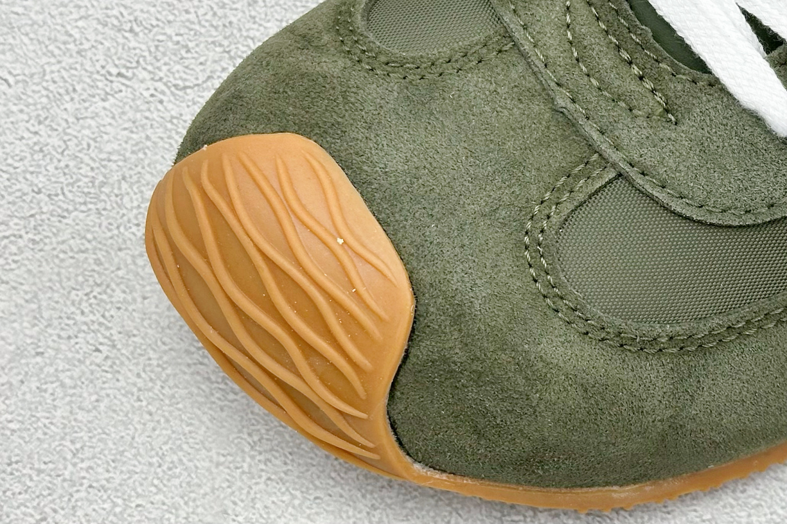 图片[7]-S版 罗意威Loewe Ballet Runner 2.0系列阿甘复古风德训薄底百搭休闲运动鞋 采用反绒牛皮革拼接头层皮饰片鞋面材质鞋身原装高密度防刮尼龙面料,极好柔软效果双层乳胶缓震鞋垫外部搭配轻量EVA缓震组合橡胶防滑片装外底不对称鞋头设计、袜状内部结构，轻盈橡胶外底延伸至鞋头 20 毫米鞋跟，附白色和同色系鞋带侧面饰有 L 徽标，鞋舌饰有压纹 Anagram 后跟标签饰有注塑橡胶 LOEWE 标志升级原楦型开发纸版全手工拉帮工艺成型 尺码：36-44-选品中心