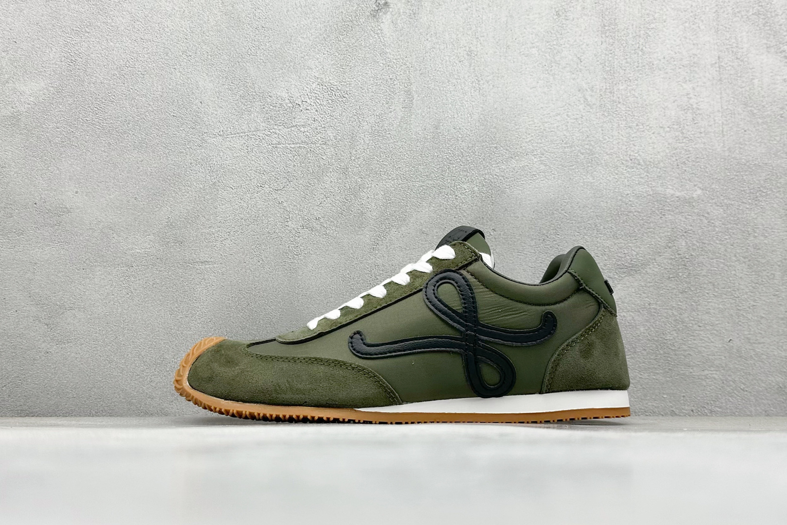 S版 罗意威Loewe Ballet Runner 2.0系列阿甘复古风德训薄底百搭休闲运动鞋 采用反绒牛皮革拼接头层皮饰片鞋面材质鞋身原装高密度防刮尼龙面料,极好柔软效果双层乳胶缓震鞋垫外部搭配轻量EVA缓震组合橡胶防滑片装外底不对称鞋头设计、袜状内部结构，轻盈橡胶外底延伸至鞋头 20 毫米鞋跟，附白色和同色系鞋带侧面饰有 L 徽标，鞋舌饰有压纹 Anagram 后跟标签饰有注塑橡胶 LOEWE 标志升级原楦型开发纸版全手工拉帮工艺成型 尺码：36-44-选品中心