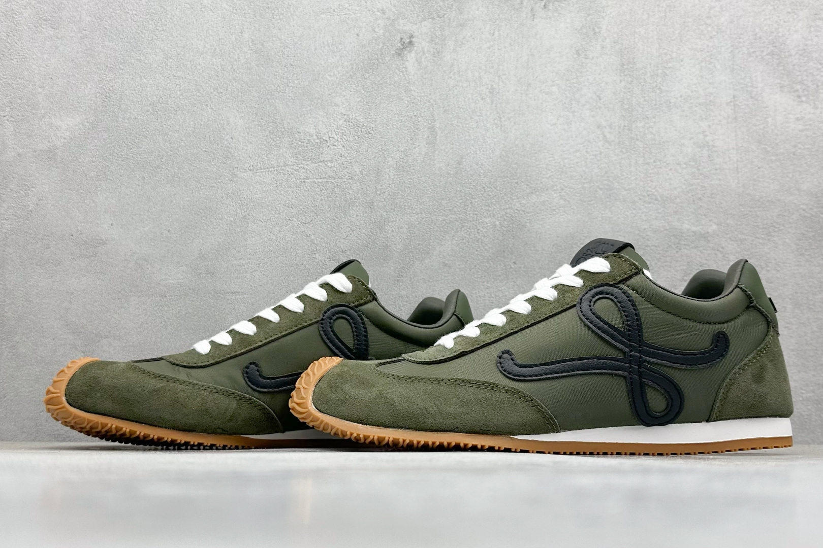 图片[5]-S版 罗意威Loewe Ballet Runner 2.0系列阿甘复古风德训薄底百搭休闲运动鞋 采用反绒牛皮革拼接头层皮饰片鞋面材质鞋身原装高密度防刮尼龙面料,极好柔软效果双层乳胶缓震鞋垫外部搭配轻量EVA缓震组合橡胶防滑片装外底不对称鞋头设计、袜状内部结构，轻盈橡胶外底延伸至鞋头 20 毫米鞋跟，附白色和同色系鞋带侧面饰有 L 徽标，鞋舌饰有压纹 Anagram 后跟标签饰有注塑橡胶 LOEWE 标志升级原楦型开发纸版全手工拉帮工艺成型 尺码：36-44-选品中心