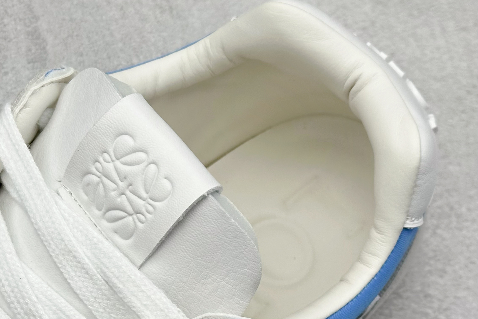 图片[8]-S版 罗意威Loewe Ballet Runner 2.0系列阿甘复古风德训薄底百搭休闲运动鞋 采用反绒牛皮革拼接头层皮饰片鞋面材质鞋身原装高密度防刮尼龙面料,极好柔软效果双层乳胶缓震鞋垫外部搭配轻量EVA缓震组合橡胶防滑片装外底不对称鞋头设计、袜状内部结构，轻盈橡胶外底延伸至鞋头 20 毫米鞋跟，附白色和同色系鞋带侧面饰有 L 徽标，鞋舌饰有压纹 Anagram 后跟标签饰有注塑橡胶 LOEWE 标志升级原楦型开发纸版全手工拉帮工艺成型 尺码：36-44-选品中心