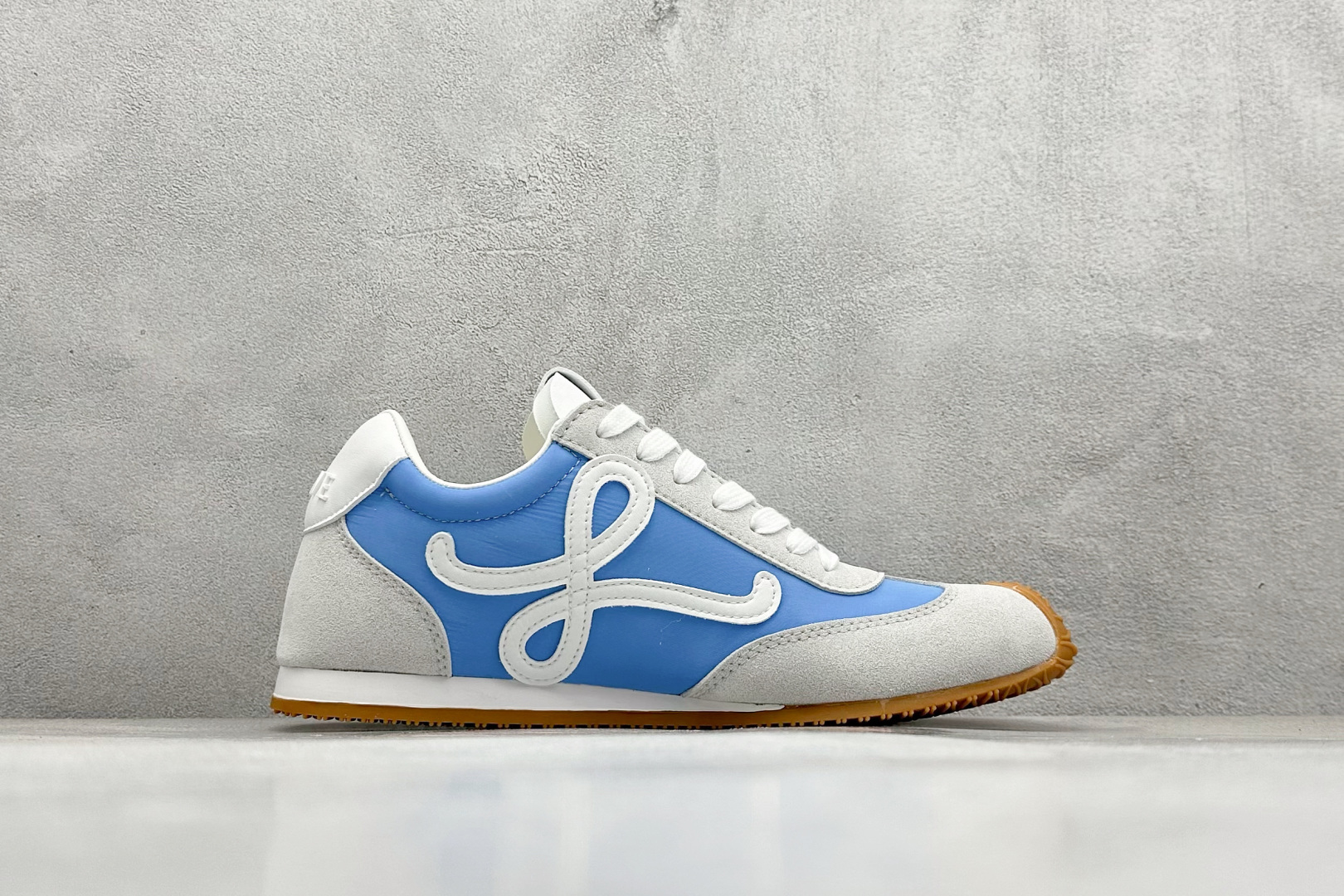 图片[2]-S版 罗意威Loewe Ballet Runner 2.0系列阿甘复古风德训薄底百搭休闲运动鞋 采用反绒牛皮革拼接头层皮饰片鞋面材质鞋身原装高密度防刮尼龙面料,极好柔软效果双层乳胶缓震鞋垫外部搭配轻量EVA缓震组合橡胶防滑片装外底不对称鞋头设计、袜状内部结构，轻盈橡胶外底延伸至鞋头 20 毫米鞋跟，附白色和同色系鞋带侧面饰有 L 徽标，鞋舌饰有压纹 Anagram 后跟标签饰有注塑橡胶 LOEWE 标志升级原楦型开发纸版全手工拉帮工艺成型 尺码：36-44-选品中心