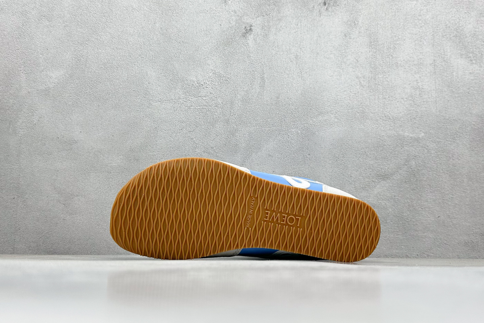 图片[4]-S版 罗意威Loewe Ballet Runner 2.0系列阿甘复古风德训薄底百搭休闲运动鞋 采用反绒牛皮革拼接头层皮饰片鞋面材质鞋身原装高密度防刮尼龙面料,极好柔软效果双层乳胶缓震鞋垫外部搭配轻量EVA缓震组合橡胶防滑片装外底不对称鞋头设计、袜状内部结构，轻盈橡胶外底延伸至鞋头 20 毫米鞋跟，附白色和同色系鞋带侧面饰有 L 徽标，鞋舌饰有压纹 Anagram 后跟标签饰有注塑橡胶 LOEWE 标志升级原楦型开发纸版全手工拉帮工艺成型 尺码：36-44-选品中心