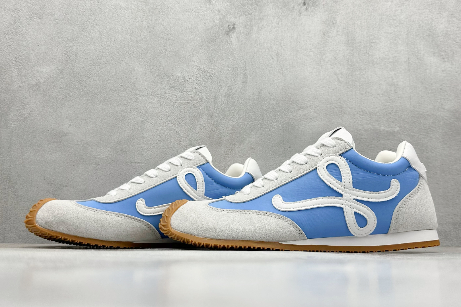 图片[5]-S版 罗意威Loewe Ballet Runner 2.0系列阿甘复古风德训薄底百搭休闲运动鞋 采用反绒牛皮革拼接头层皮饰片鞋面材质鞋身原装高密度防刮尼龙面料,极好柔软效果双层乳胶缓震鞋垫外部搭配轻量EVA缓震组合橡胶防滑片装外底不对称鞋头设计、袜状内部结构，轻盈橡胶外底延伸至鞋头 20 毫米鞋跟，附白色和同色系鞋带侧面饰有 L 徽标，鞋舌饰有压纹 Anagram 后跟标签饰有注塑橡胶 LOEWE 标志升级原楦型开发纸版全手工拉帮工艺成型 尺码：36-44-选品中心