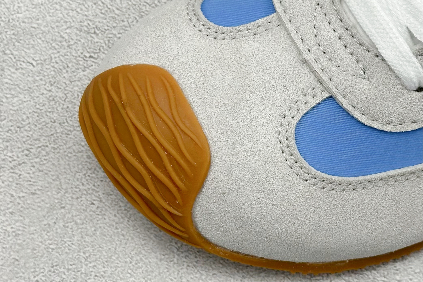 图片[7]-S版 罗意威Loewe Ballet Runner 2.0系列阿甘复古风德训薄底百搭休闲运动鞋 采用反绒牛皮革拼接头层皮饰片鞋面材质鞋身原装高密度防刮尼龙面料,极好柔软效果双层乳胶缓震鞋垫外部搭配轻量EVA缓震组合橡胶防滑片装外底不对称鞋头设计、袜状内部结构，轻盈橡胶外底延伸至鞋头 20 毫米鞋跟，附白色和同色系鞋带侧面饰有 L 徽标，鞋舌饰有压纹 Anagram 后跟标签饰有注塑橡胶 LOEWE 标志升级原楦型开发纸版全手工拉帮工艺成型 尺码：36-44-选品中心