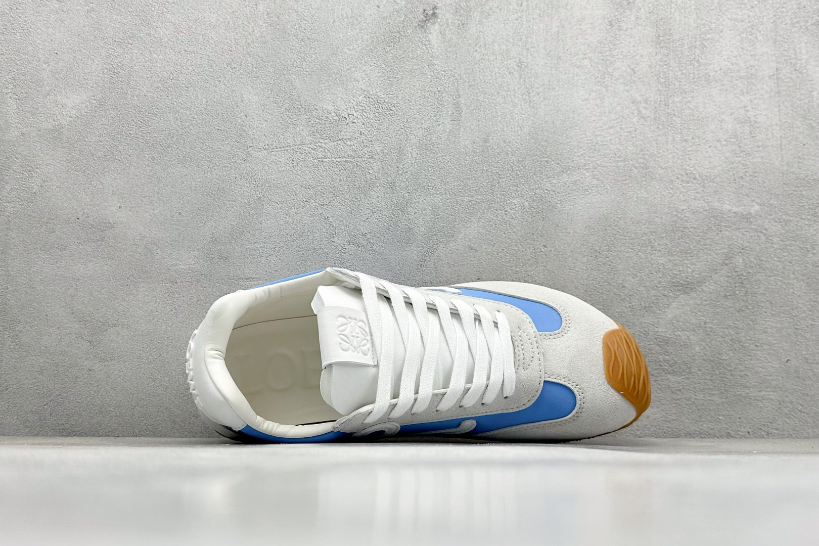 图片[3]-S版 罗意威Loewe Ballet Runner 2.0系列阿甘复古风德训薄底百搭休闲运动鞋 采用反绒牛皮革拼接头层皮饰片鞋面材质鞋身原装高密度防刮尼龙面料,极好柔软效果双层乳胶缓震鞋垫外部搭配轻量EVA缓震组合橡胶防滑片装外底不对称鞋头设计、袜状内部结构，轻盈橡胶外底延伸至鞋头 20 毫米鞋跟，附白色和同色系鞋带侧面饰有 L 徽标，鞋舌饰有压纹 Anagram 后跟标签饰有注塑橡胶 LOEWE 标志升级原楦型开发纸版全手工拉帮工艺成型 尺码：36-44-选品中心