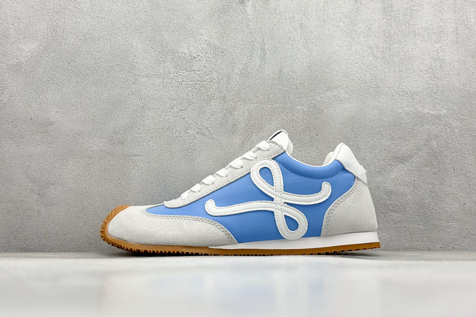 S版 罗意威Loewe Ballet Runner 2.0系列阿甘复古风德训薄底百搭休闲运动鞋 采用反绒牛皮革拼接头层皮饰片鞋面材质鞋身原装高密度防刮尼龙面料,极好柔软效果双层乳胶缓震鞋垫外部搭配轻量EVA缓震组合橡胶防滑片装外底不对称鞋头设计、袜状内部结构，轻盈橡胶外底延伸至鞋头 20 毫米鞋跟，附白色和同色系鞋带侧面饰有 L 徽标，鞋舌饰有压纹 Anagram 后跟标签饰有注塑橡胶 LOEWE 标志升级原楦型开发纸版全手工拉帮工艺成型 尺码：36-44-选品中心