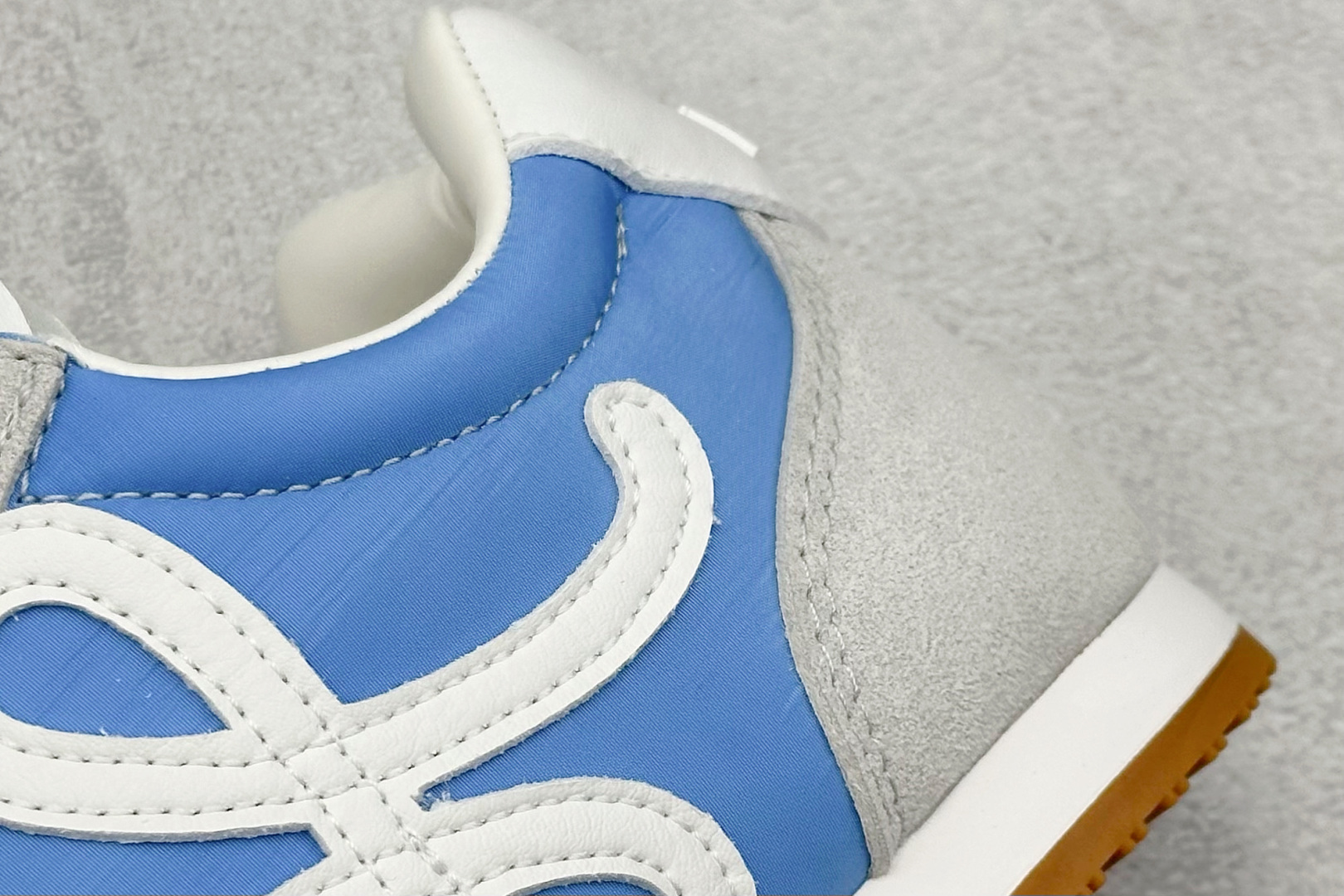 图片[9]-S版 罗意威Loewe Ballet Runner 2.0系列阿甘复古风德训薄底百搭休闲运动鞋 采用反绒牛皮革拼接头层皮饰片鞋面材质鞋身原装高密度防刮尼龙面料,极好柔软效果双层乳胶缓震鞋垫外部搭配轻量EVA缓震组合橡胶防滑片装外底不对称鞋头设计、袜状内部结构，轻盈橡胶外底延伸至鞋头 20 毫米鞋跟，附白色和同色系鞋带侧面饰有 L 徽标，鞋舌饰有压纹 Anagram 后跟标签饰有注塑橡胶 LOEWE 标志升级原楦型开发纸版全手工拉帮工艺成型 尺码：36-44-选品中心