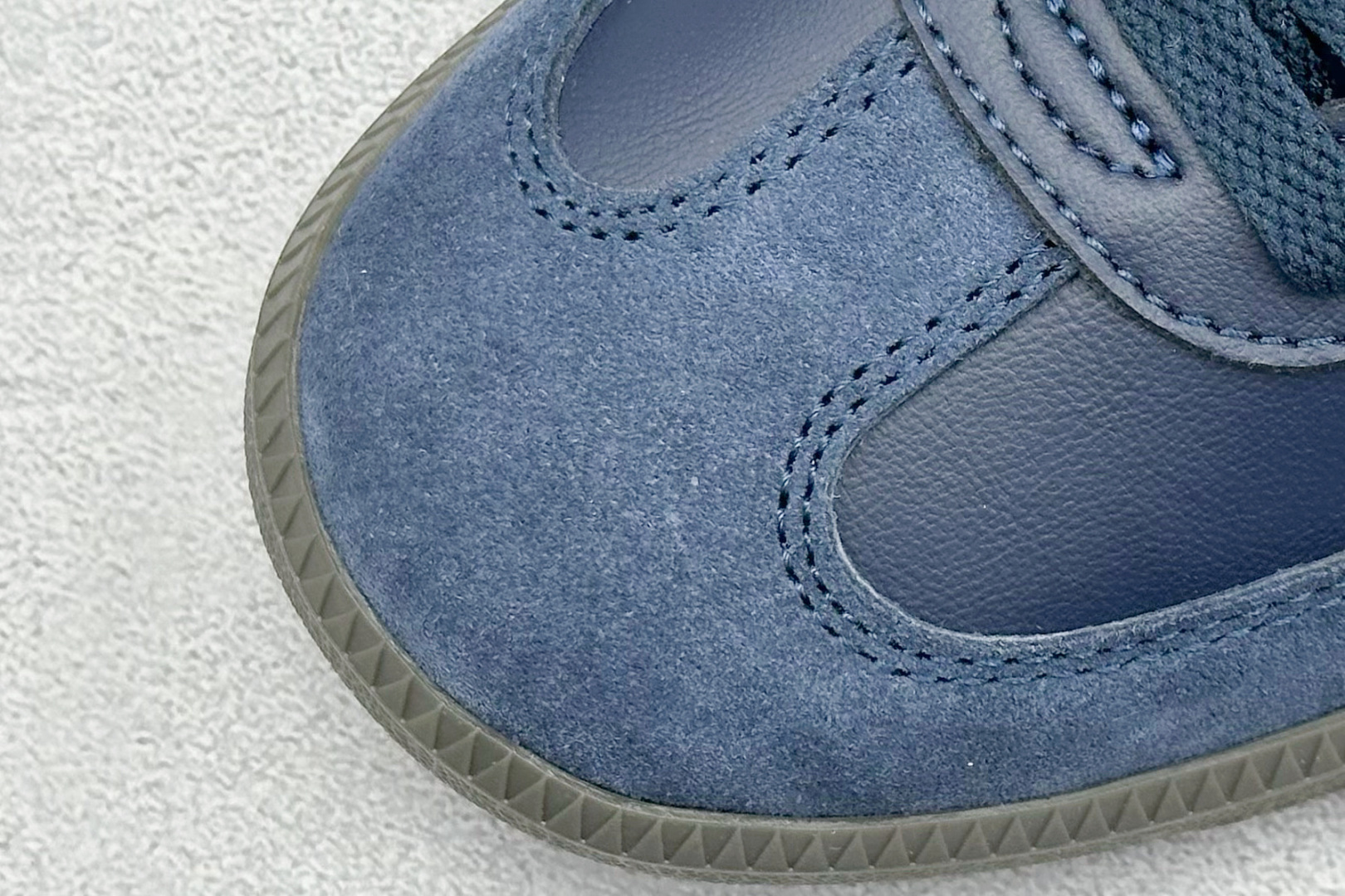 图片[7]-YH长青福利  AD Original Samba OG 复古经典轻便板鞋 带有装饰的超锁缝制和无缝的手感 柔软、柔软的皮革造型和标志性的3条纹完成了精致的外观 正规合身鞋带 鞋面上有绒面鞋垫 橡胶鞋底 享受正畸套筒软感 自50年代首次亮相以来就一直在赢得粉丝的青睐！ 货号：ID2056-选品中心