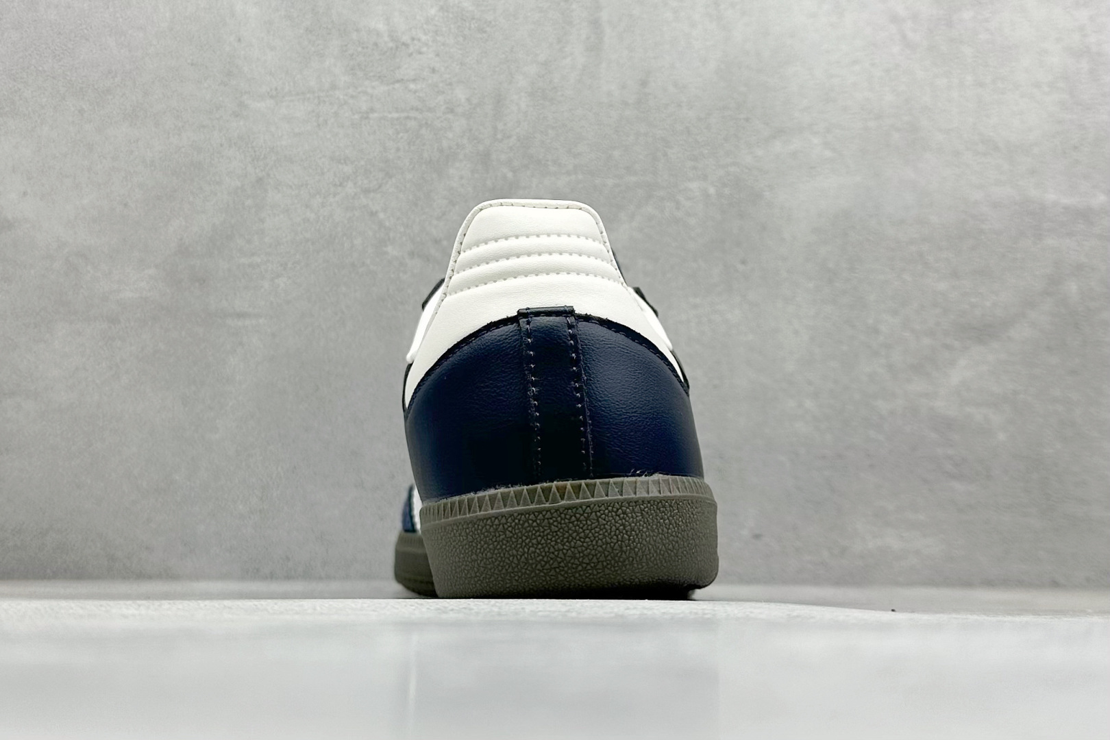 图片[6]-YH长青福利  AD Original Samba OG 复古经典轻便板鞋 带有装饰的超锁缝制和无缝的手感 柔软、柔软的皮革造型和标志性的3条纹完成了精致的外观 正规合身鞋带 鞋面上有绒面鞋垫 橡胶鞋底 享受正畸套筒软感 自50年代首次亮相以来就一直在赢得粉丝的青睐！ 货号：ID2056-选品中心