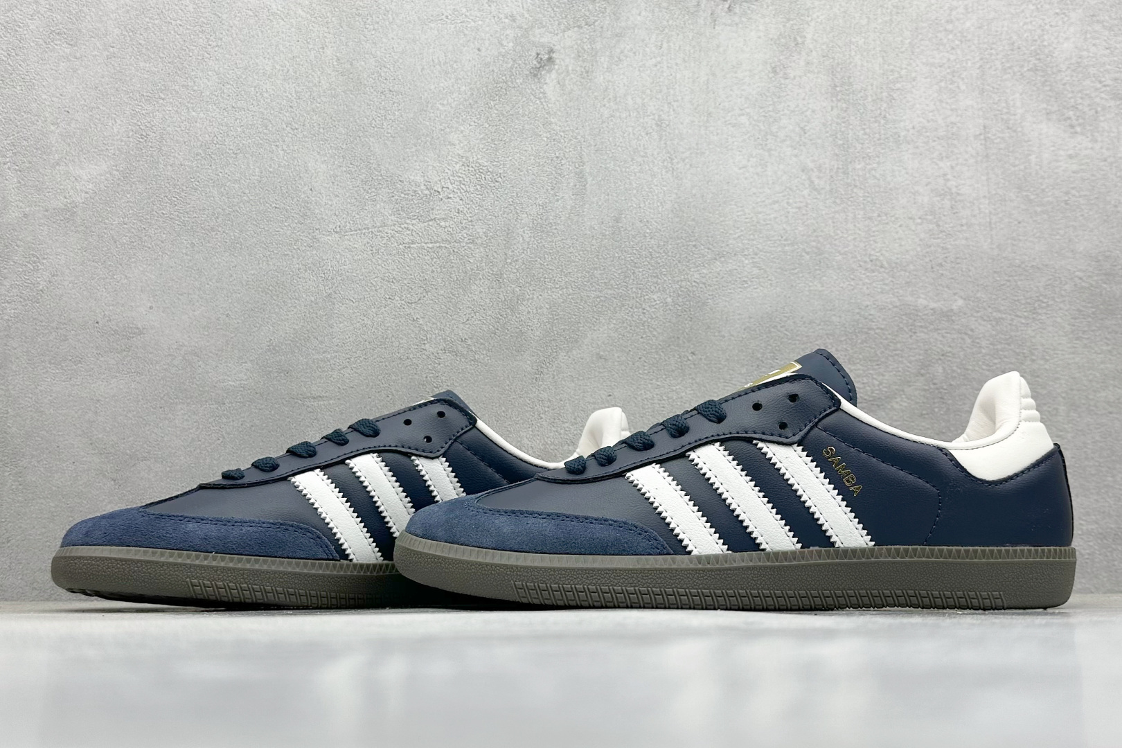 图片[5]-YH长青福利  AD Original Samba OG 复古经典轻便板鞋 带有装饰的超锁缝制和无缝的手感 柔软、柔软的皮革造型和标志性的3条纹完成了精致的外观 正规合身鞋带 鞋面上有绒面鞋垫 橡胶鞋底 享受正畸套筒软感 自50年代首次亮相以来就一直在赢得粉丝的青睐！ 货号：ID2056-选品中心