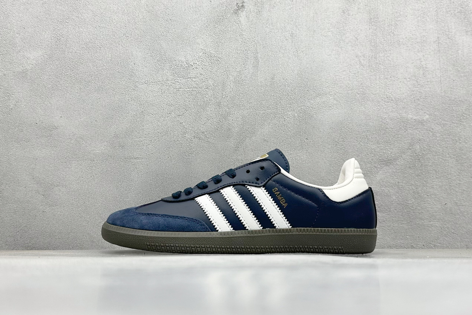 YH长青福利  AD Original Samba OG 复古经典轻便板鞋 带有装饰的超锁缝制和无缝的手感 柔软、柔软的皮革造型和标志性的3条纹完成了精致的外观 正规合身鞋带 鞋面上有绒面鞋垫 橡胶鞋底 享受正畸套筒软感 自50年代首次亮相以来就一直在赢得粉丝的青睐！ 货号：ID2056-选品中心