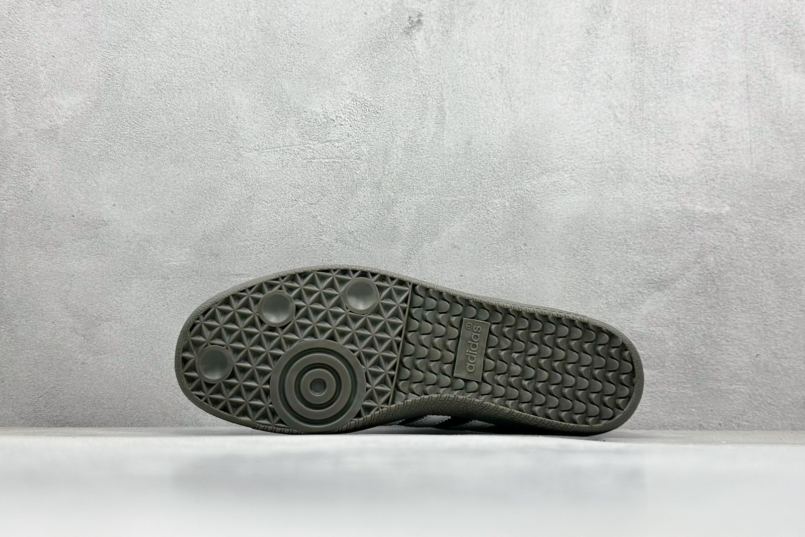 图片[4]-YH长青福利  AD Original Samba OG 复古经典轻便板鞋 带有装饰的超锁缝制和无缝的手感 柔软、柔软的皮革造型和标志性的3条纹完成了精致的外观 正规合身鞋带 鞋面上有绒面鞋垫 橡胶鞋底 享受正畸套筒软感 自50年代首次亮相以来就一直在赢得粉丝的青睐！ 货号：ID2056-选品中心