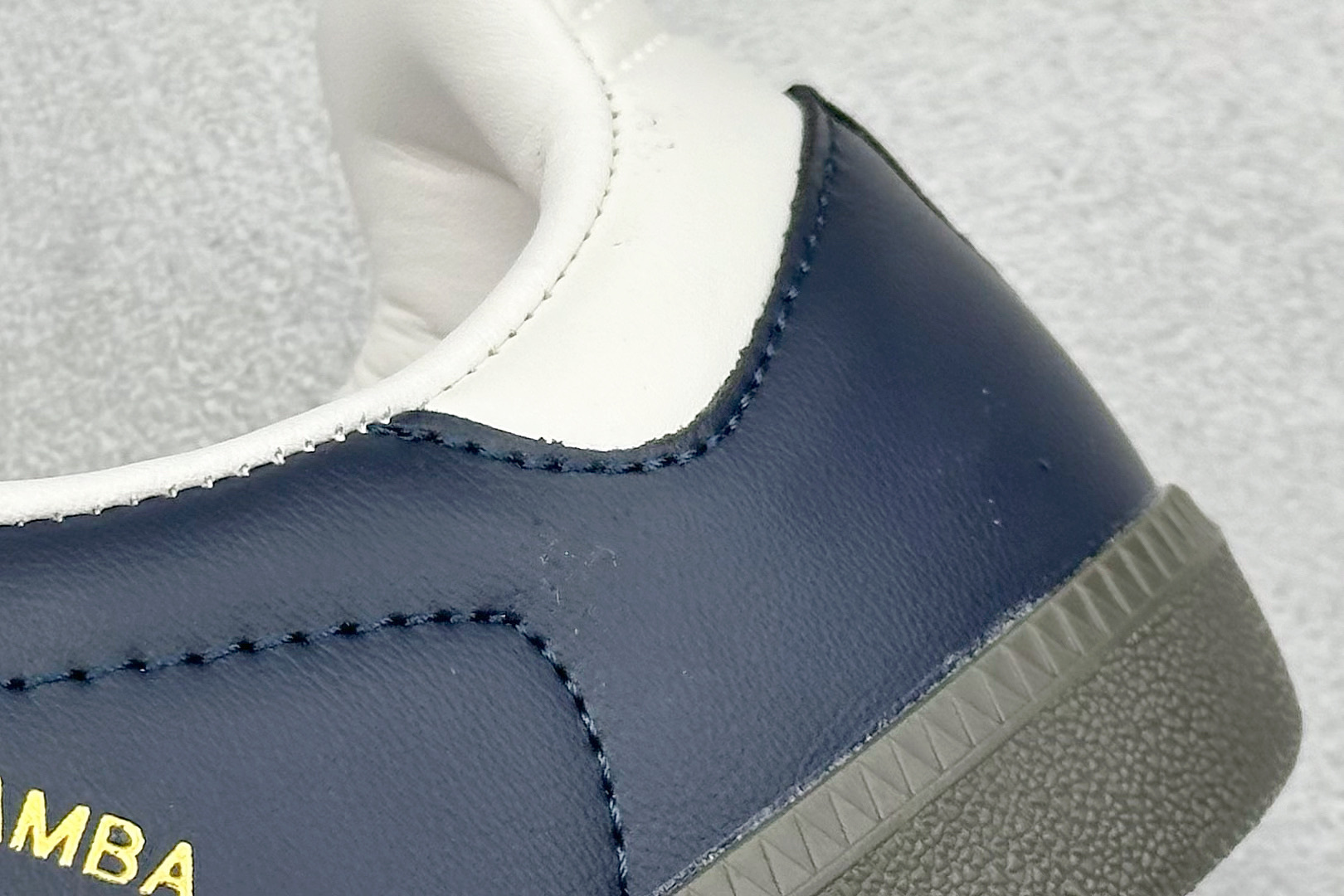 图片[9]-YH长青福利  AD Original Samba OG 复古经典轻便板鞋 带有装饰的超锁缝制和无缝的手感 柔软、柔软的皮革造型和标志性的3条纹完成了精致的外观 正规合身鞋带 鞋面上有绒面鞋垫 橡胶鞋底 享受正畸套筒软感 自50年代首次亮相以来就一直在赢得粉丝的青睐！ 货号：ID2056-选品中心