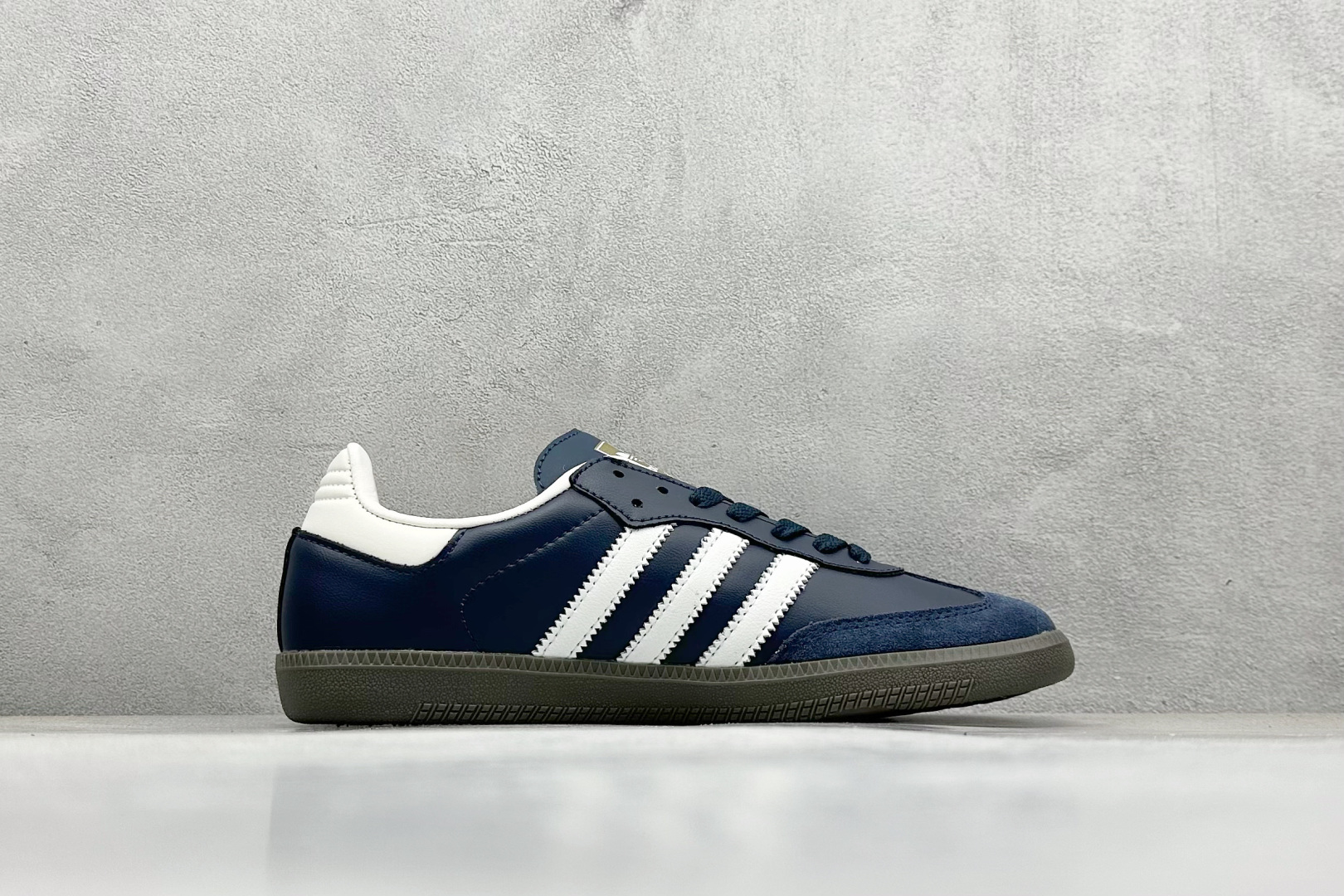 图片[2]-YH长青福利  AD Original Samba OG 复古经典轻便板鞋 带有装饰的超锁缝制和无缝的手感 柔软、柔软的皮革造型和标志性的3条纹完成了精致的外观 正规合身鞋带 鞋面上有绒面鞋垫 橡胶鞋底 享受正畸套筒软感 自50年代首次亮相以来就一直在赢得粉丝的青睐！ 货号：ID2056-选品中心