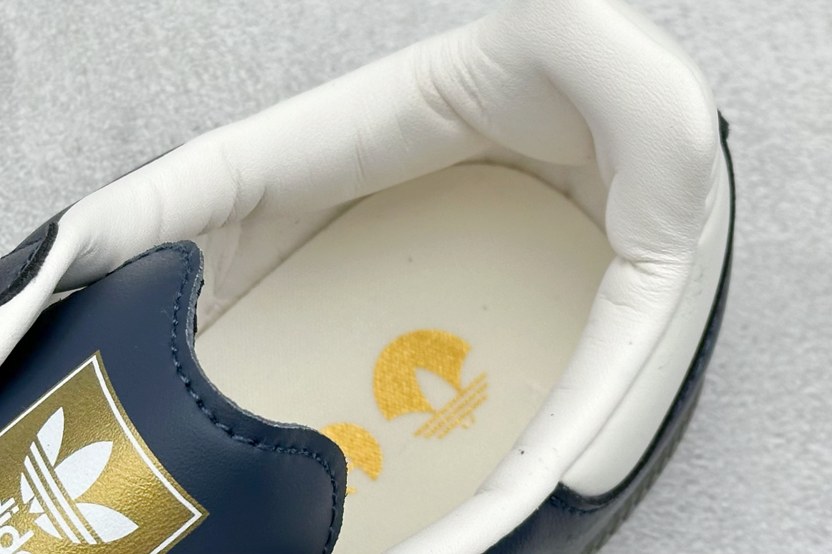 图片[8]-YH长青福利  AD Original Samba OG 复古经典轻便板鞋 带有装饰的超锁缝制和无缝的手感 柔软、柔软的皮革造型和标志性的3条纹完成了精致的外观 正规合身鞋带 鞋面上有绒面鞋垫 橡胶鞋底 享受正畸套筒软感 自50年代首次亮相以来就一直在赢得粉丝的青睐！ 货号：ID2056-选品中心