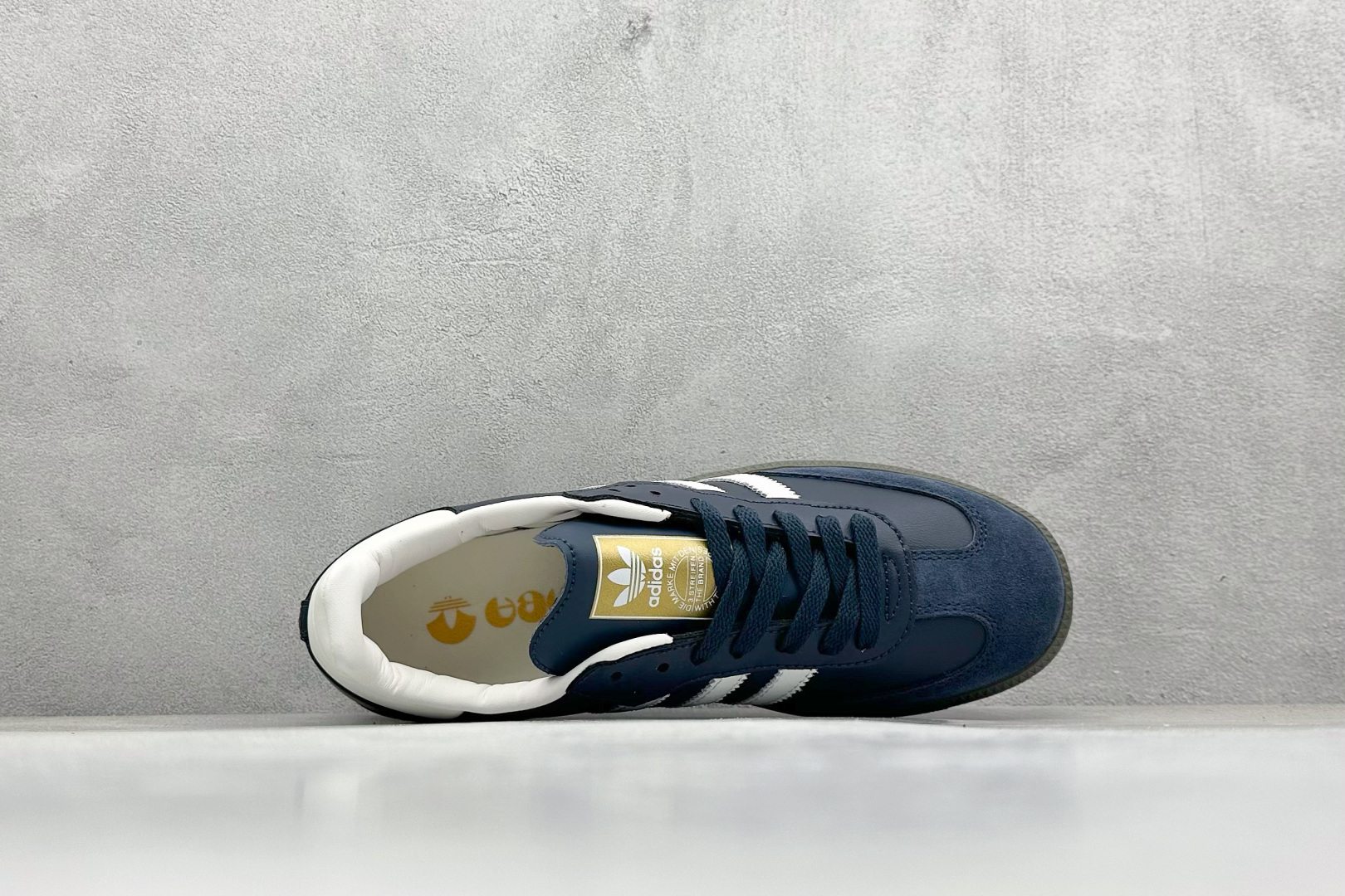 图片[3]-YH长青福利  AD Original Samba OG 复古经典轻便板鞋 带有装饰的超锁缝制和无缝的手感 柔软、柔软的皮革造型和标志性的3条纹完成了精致的外观 正规合身鞋带 鞋面上有绒面鞋垫 橡胶鞋底 享受正畸套筒软感 自50年代首次亮相以来就一直在赢得粉丝的青睐！ 货号：ID2056-选品中心