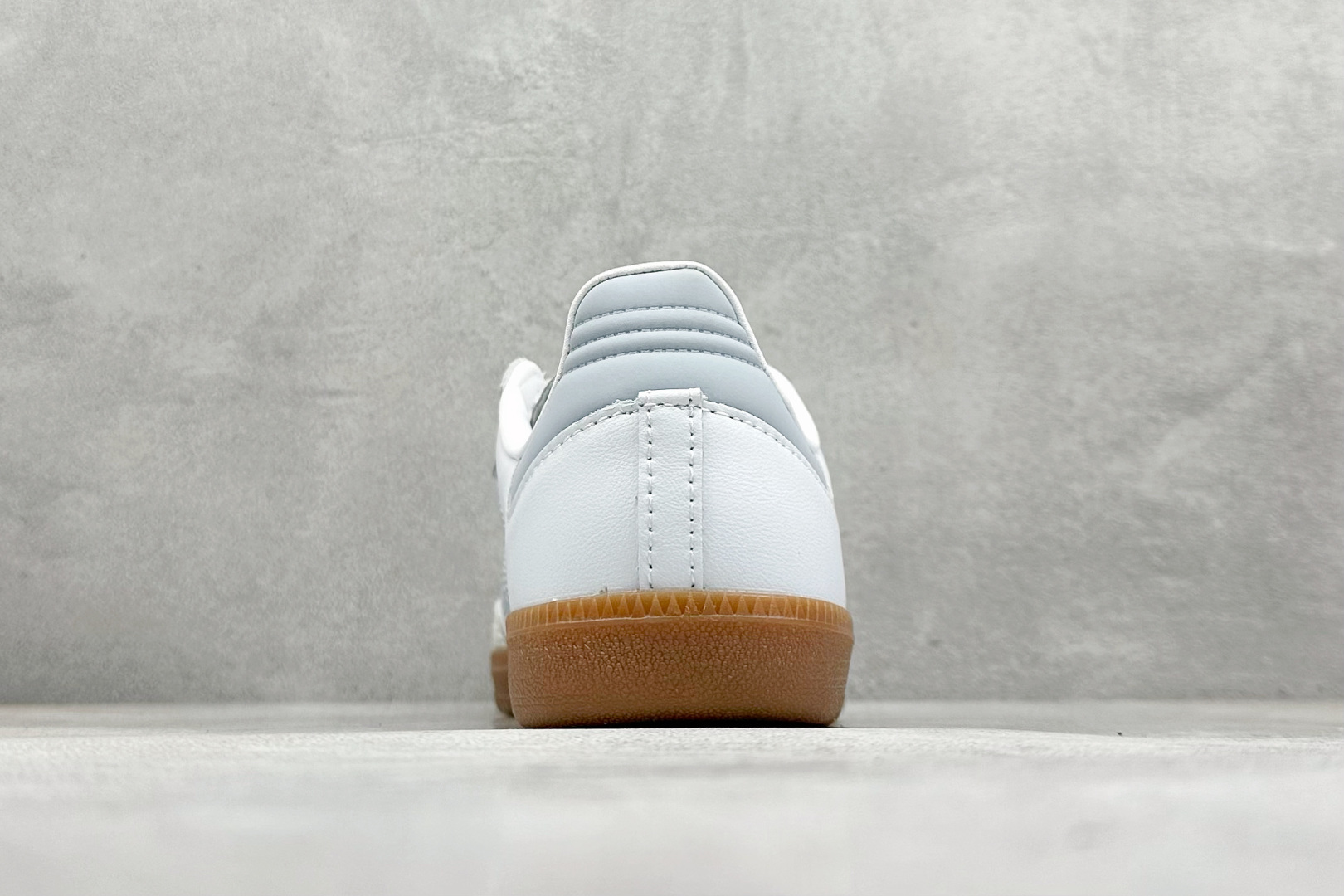 图片[6]-YH长青福利  AD Original Samba OG 复古经典轻便板鞋 带有装饰的超锁缝制和无缝的手感 柔软、柔软的皮革造型和标志性的3条纹完成了精致的外观 正规合身鞋带 鞋面上有绒面鞋垫 橡胶鞋底 享受正畸套筒软感 自50年代首次亮相以来就一直在赢得粉丝的青睐！ 货号：IE0877-选品中心