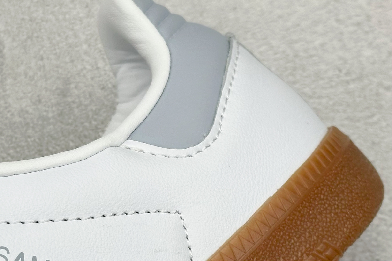 图片[9]-YH长青福利  AD Original Samba OG 复古经典轻便板鞋 带有装饰的超锁缝制和无缝的手感 柔软、柔软的皮革造型和标志性的3条纹完成了精致的外观 正规合身鞋带 鞋面上有绒面鞋垫 橡胶鞋底 享受正畸套筒软感 自50年代首次亮相以来就一直在赢得粉丝的青睐！ 货号：IE0877-选品中心