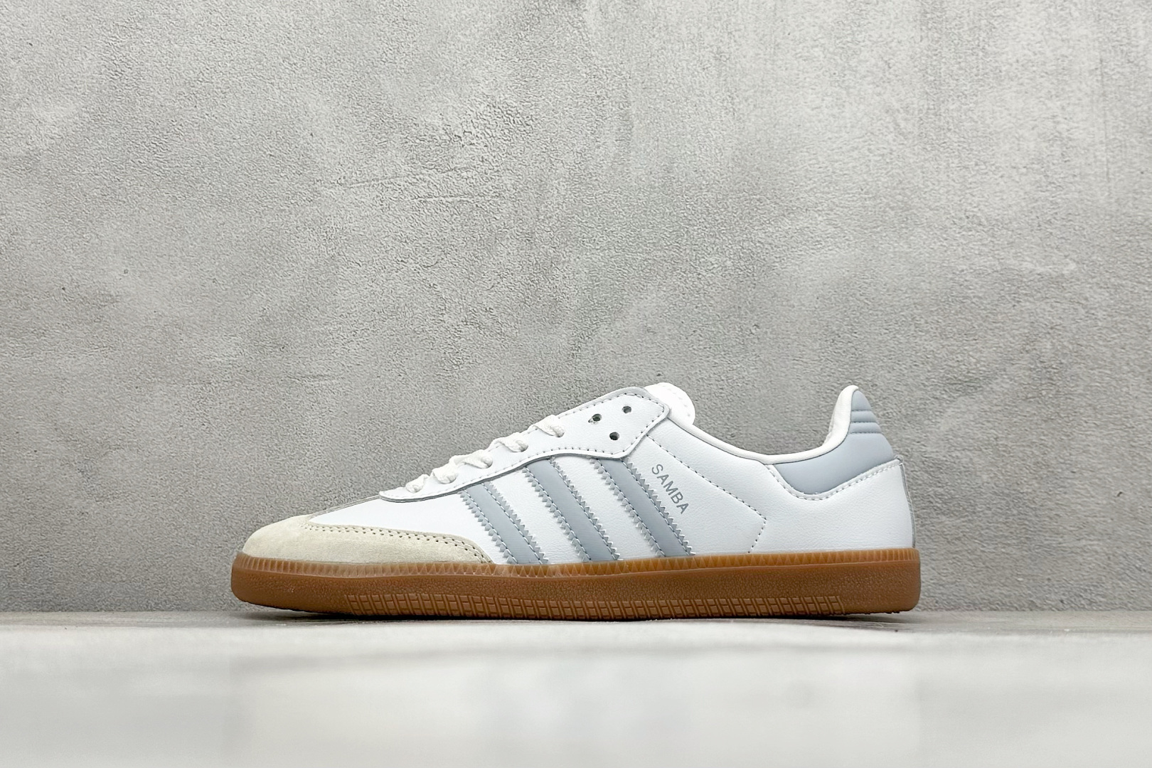 YH长青福利  AD Original Samba OG 复古经典轻便板鞋 带有装饰的超锁缝制和无缝的手感 柔软、柔软的皮革造型和标志性的3条纹完成了精致的外观 正规合身鞋带 鞋面上有绒面鞋垫 橡胶鞋底 享受正畸套筒软感 自50年代首次亮相以来就一直在赢得粉丝的青睐！ 货号：IE0877-选品中心