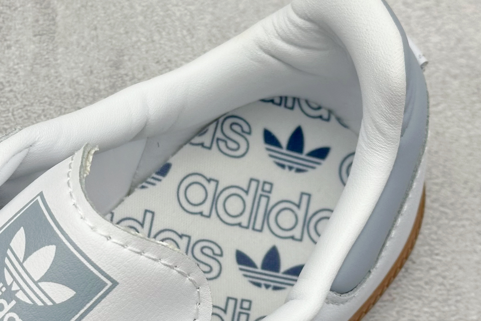 图片[8]-YH长青福利  AD Original Samba OG 复古经典轻便板鞋 带有装饰的超锁缝制和无缝的手感 柔软、柔软的皮革造型和标志性的3条纹完成了精致的外观 正规合身鞋带 鞋面上有绒面鞋垫 橡胶鞋底 享受正畸套筒软感 自50年代首次亮相以来就一直在赢得粉丝的青睐！ 货号：IE0877-选品中心