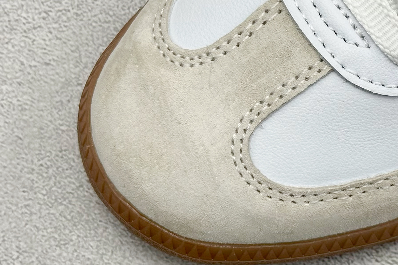 图片[7]-YH长青福利  AD Original Samba OG 复古经典轻便板鞋 带有装饰的超锁缝制和无缝的手感 柔软、柔软的皮革造型和标志性的3条纹完成了精致的外观 正规合身鞋带 鞋面上有绒面鞋垫 橡胶鞋底 享受正畸套筒软感 自50年代首次亮相以来就一直在赢得粉丝的青睐！ 货号：IE0877-选品中心