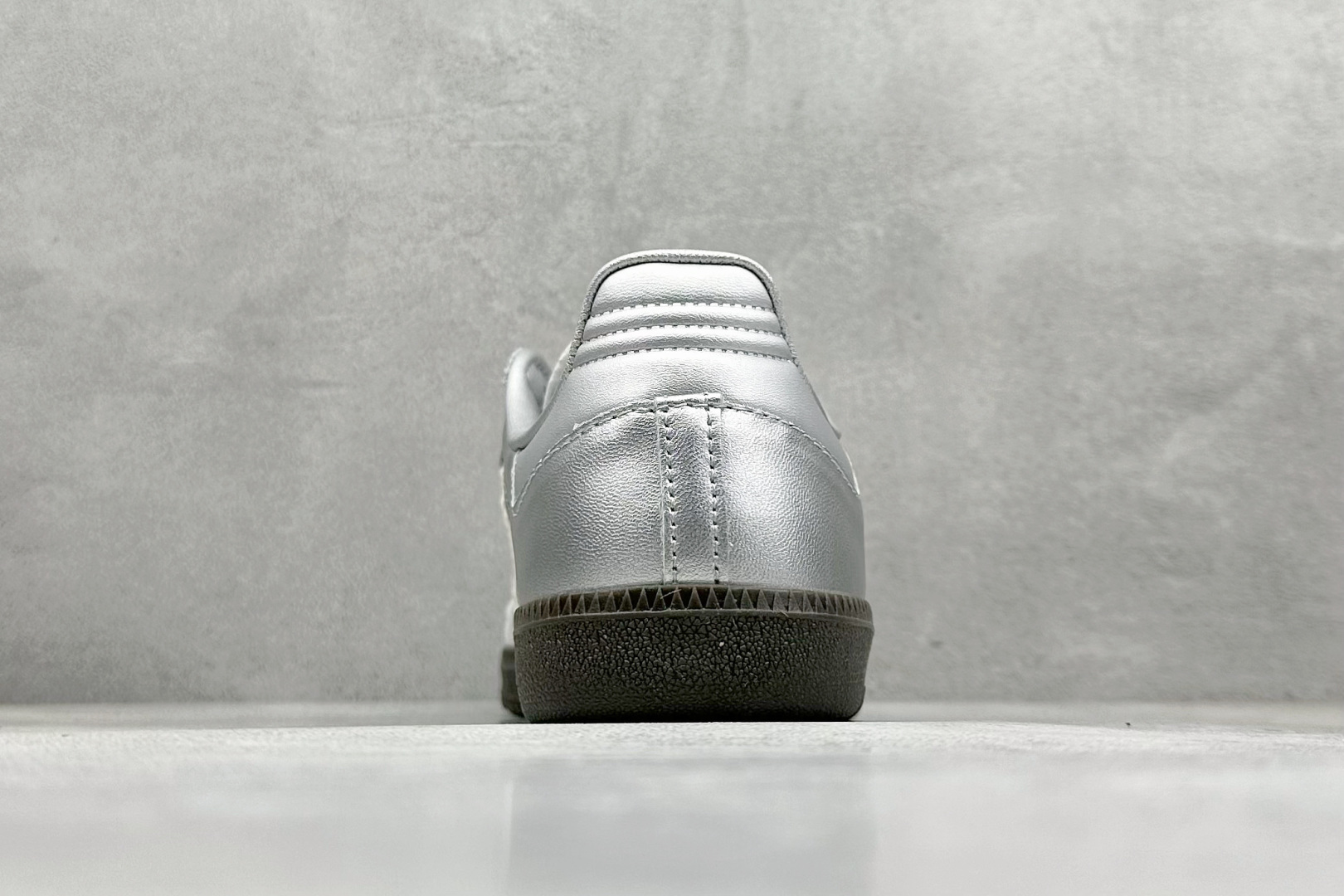 图片[6]-YH长青福利  AD Original Samba OG 复古经典轻便板鞋 带有装饰的超锁缝制和无缝的手感 柔软、柔软的皮革造型和标志性的3条纹完成了精致的外观 正规合身鞋带 鞋面上有绒面鞋垫 橡胶鞋底 享受正畸套筒软感 自50年代首次亮相以来就一直在赢得粉丝的青睐！ 货号：B75806-选品中心