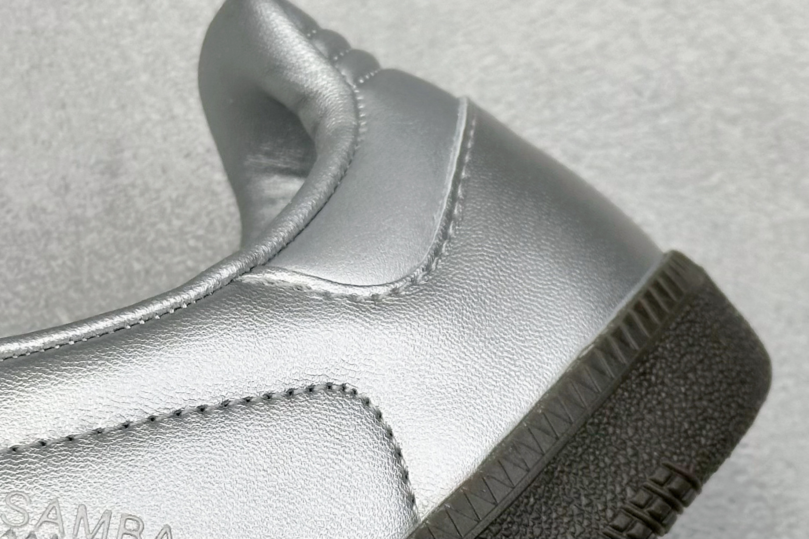 图片[9]-YH长青福利  AD Original Samba OG 复古经典轻便板鞋 带有装饰的超锁缝制和无缝的手感 柔软、柔软的皮革造型和标志性的3条纹完成了精致的外观 正规合身鞋带 鞋面上有绒面鞋垫 橡胶鞋底 享受正畸套筒软感 自50年代首次亮相以来就一直在赢得粉丝的青睐！ 货号：B75806-选品中心