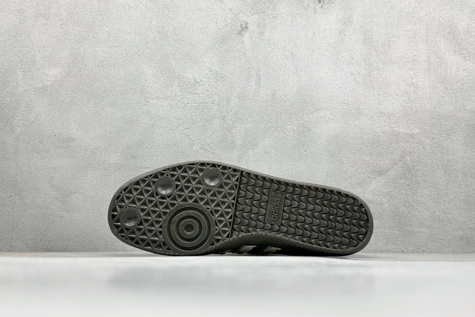 图片[4]-YH长青福利  AD Original Samba OG 复古经典轻便板鞋 带有装饰的超锁缝制和无缝的手感 柔软、柔软的皮革造型和标志性的3条纹完成了精致的外观 正规合身鞋带 鞋面上有绒面鞋垫 橡胶鞋底 享受正畸套筒软感 自50年代首次亮相以来就一直在赢得粉丝的青睐！ 货号：B75806-选品中心