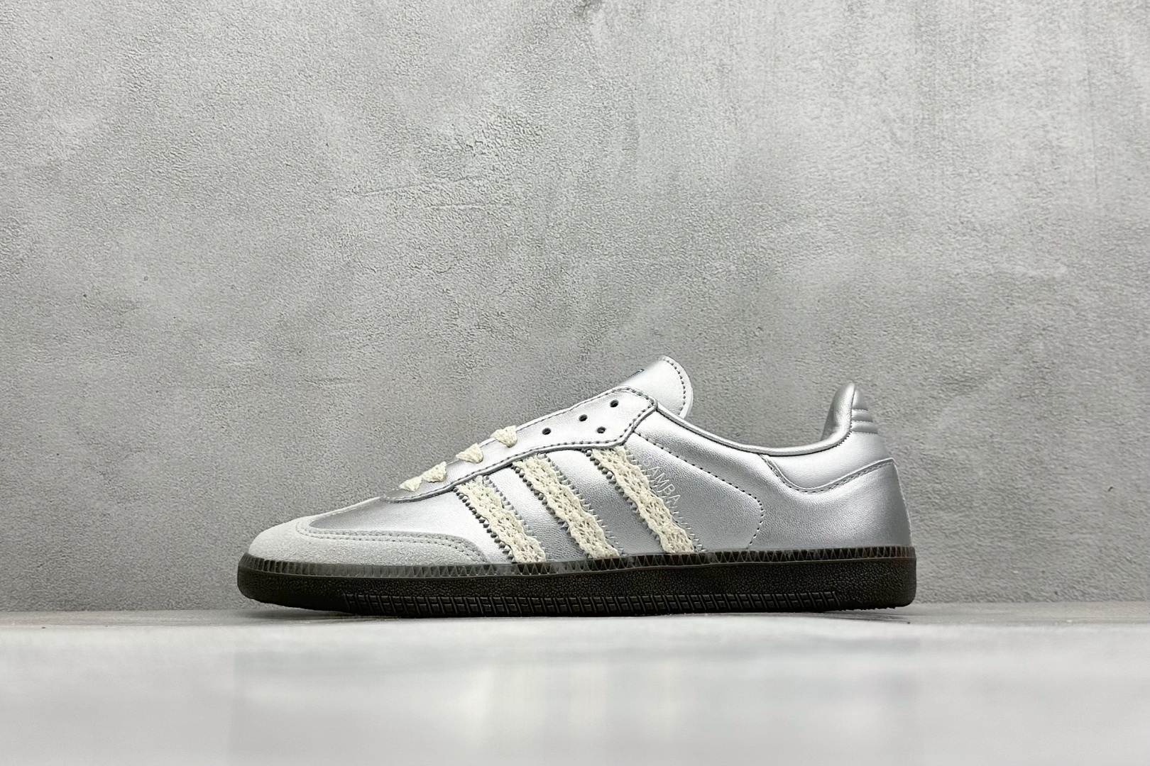 YH长青福利  AD Original Samba OG 复古经典轻便板鞋 带有装饰的超锁缝制和无缝的手感 柔软、柔软的皮革造型和标志性的3条纹完成了精致的外观 正规合身鞋带 鞋面上有绒面鞋垫 橡胶鞋底 享受正畸套筒软感 自50年代首次亮相以来就一直在赢得粉丝的青睐！ 货号：B75806-选品中心