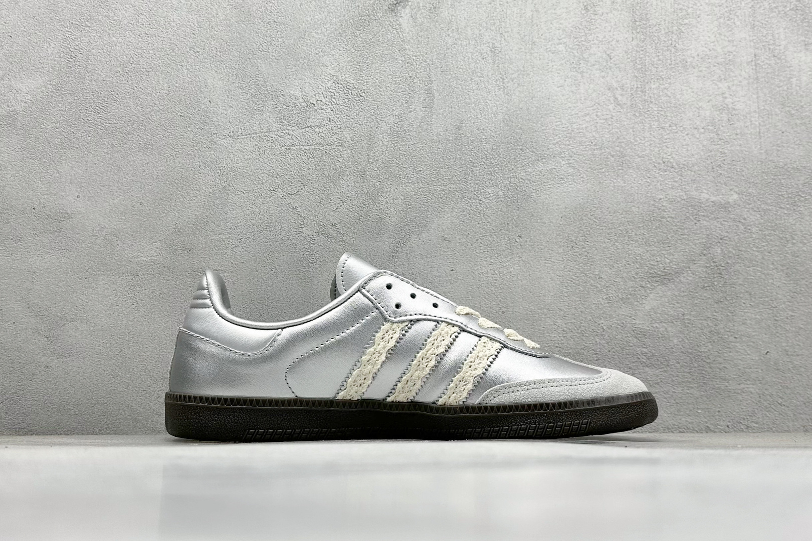 图片[2]-YH长青福利  AD Original Samba OG 复古经典轻便板鞋 带有装饰的超锁缝制和无缝的手感 柔软、柔软的皮革造型和标志性的3条纹完成了精致的外观 正规合身鞋带 鞋面上有绒面鞋垫 橡胶鞋底 享受正畸套筒软感 自50年代首次亮相以来就一直在赢得粉丝的青睐！ 货号：B75806-选品中心