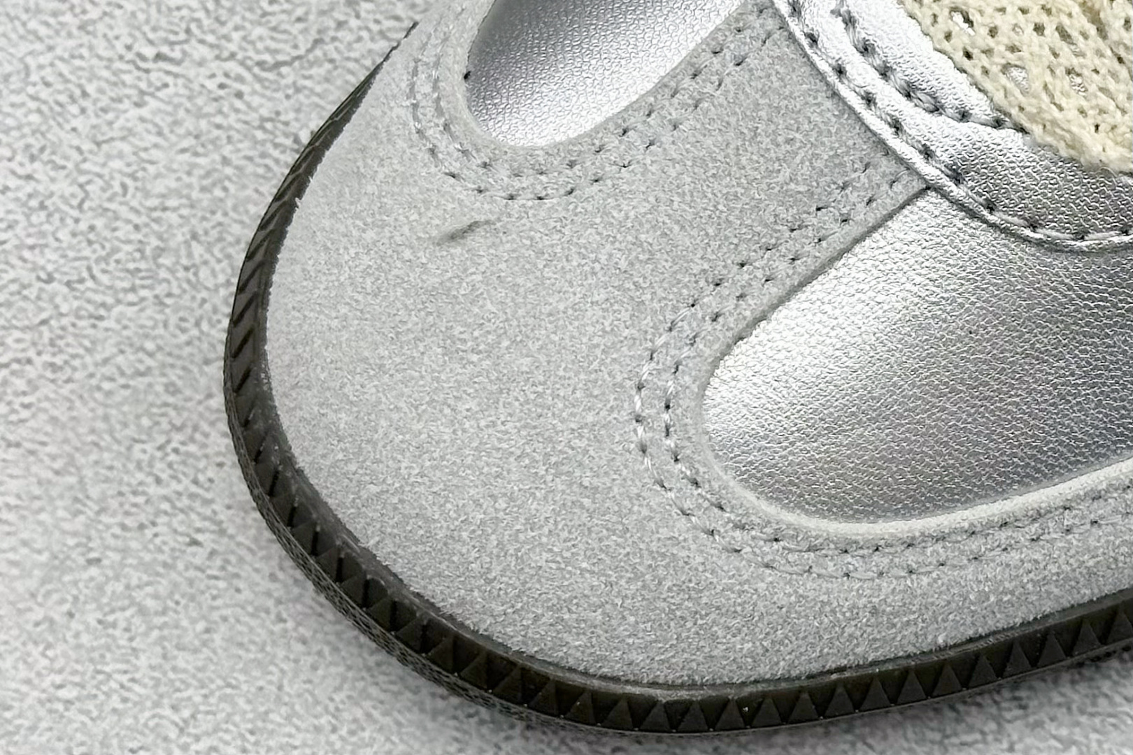 图片[7]-YH长青福利  AD Original Samba OG 复古经典轻便板鞋 带有装饰的超锁缝制和无缝的手感 柔软、柔软的皮革造型和标志性的3条纹完成了精致的外观 正规合身鞋带 鞋面上有绒面鞋垫 橡胶鞋底 享受正畸套筒软感 自50年代首次亮相以来就一直在赢得粉丝的青睐！ 货号：B75806-选品中心