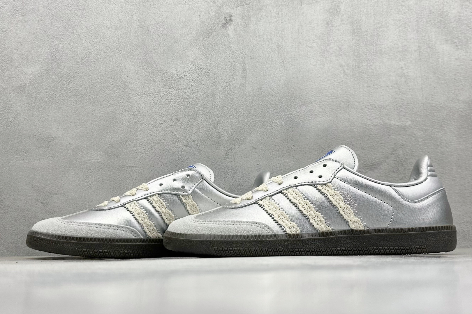 图片[5]-YH长青福利  AD Original Samba OG 复古经典轻便板鞋 带有装饰的超锁缝制和无缝的手感 柔软、柔软的皮革造型和标志性的3条纹完成了精致的外观 正规合身鞋带 鞋面上有绒面鞋垫 橡胶鞋底 享受正畸套筒软感 自50年代首次亮相以来就一直在赢得粉丝的青睐！ 货号：B75806-选品中心