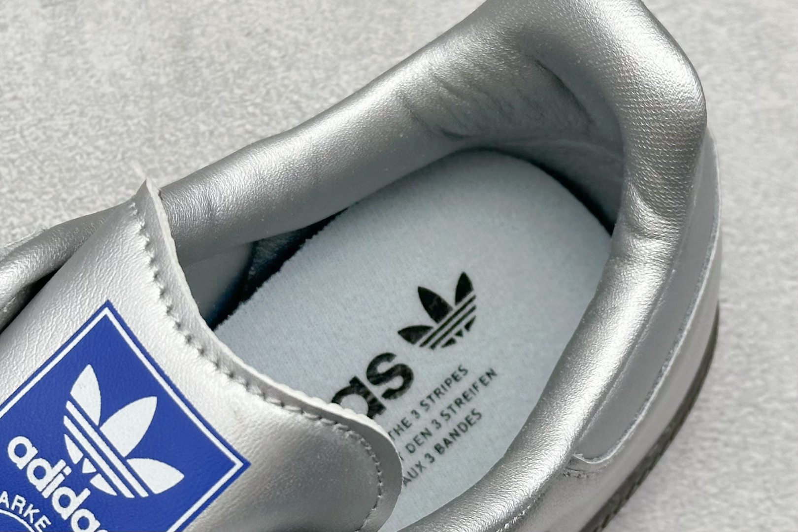 图片[8]-YH长青福利  AD Original Samba OG 复古经典轻便板鞋 带有装饰的超锁缝制和无缝的手感 柔软、柔软的皮革造型和标志性的3条纹完成了精致的外观 正规合身鞋带 鞋面上有绒面鞋垫 橡胶鞋底 享受正畸套筒软感 自50年代首次亮相以来就一直在赢得粉丝的青睐！ 货号：B75806-选品中心