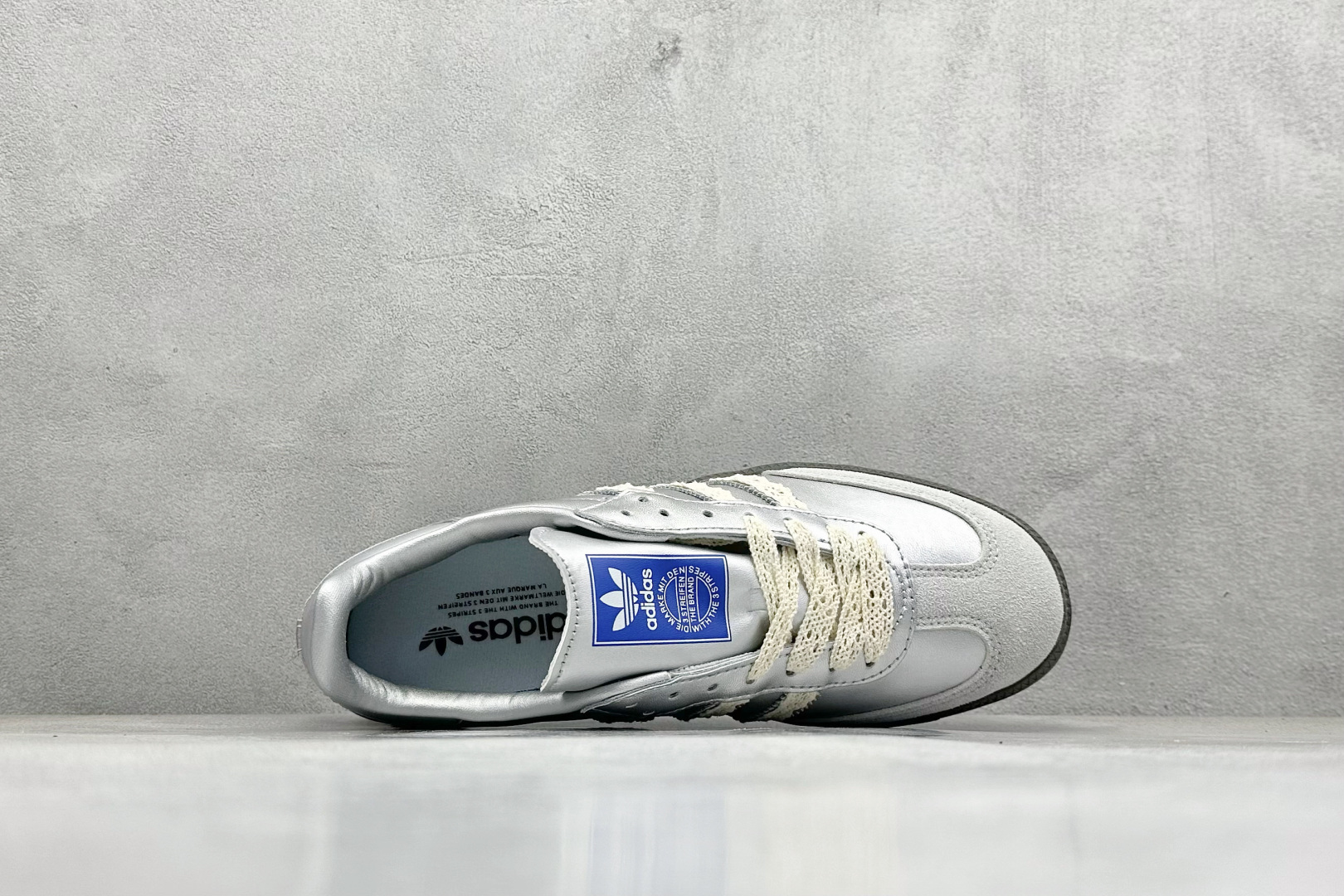 图片[3]-YH长青福利  AD Original Samba OG 复古经典轻便板鞋 带有装饰的超锁缝制和无缝的手感 柔软、柔软的皮革造型和标志性的3条纹完成了精致的外观 正规合身鞋带 鞋面上有绒面鞋垫 橡胶鞋底 享受正畸套筒软感 自50年代首次亮相以来就一直在赢得粉丝的青睐！ 货号：B75806-选品中心