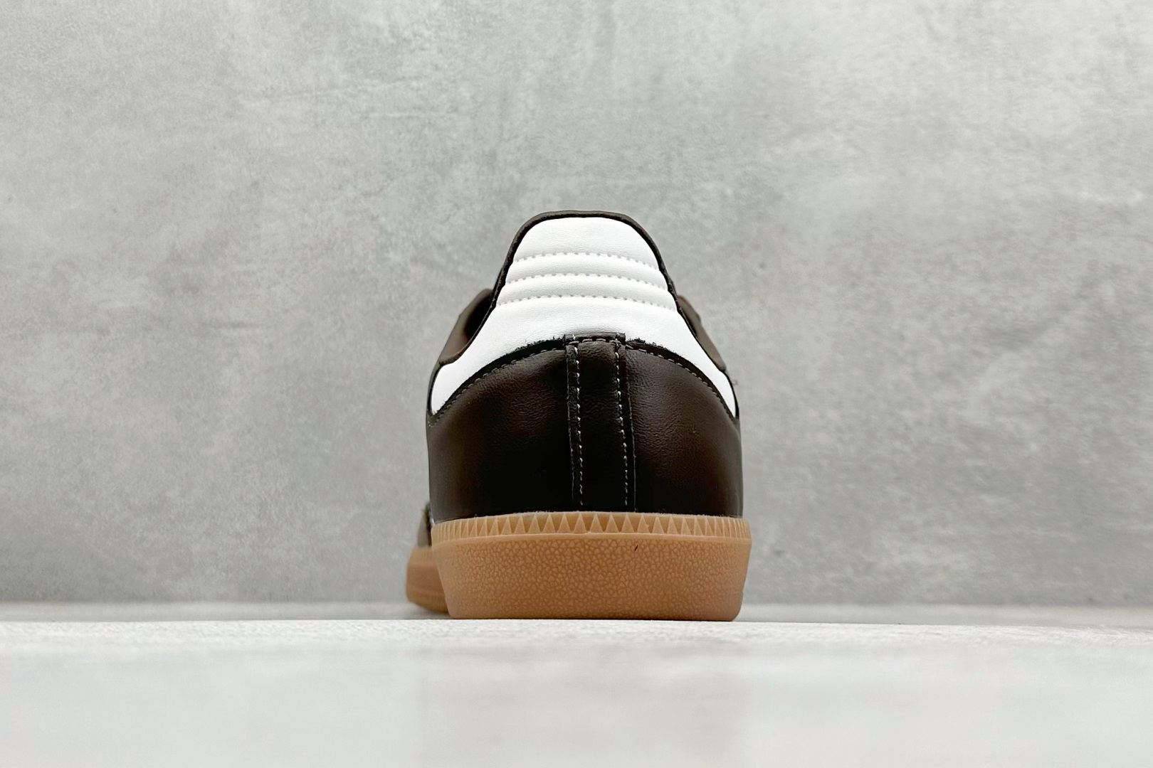 图片[6]-YH长青福利  AD Original Samba OG 复古经典轻便板鞋 带有装饰的超锁缝制和无缝的手感 柔软、柔软的皮革造型和标志性的3条纹完成了精致的外观 正规合身鞋带 鞋面上有绒面鞋垫 橡胶鞋底 享受正畸套筒软感 自50年代首次亮相以来就一直在赢得粉丝的青睐！ 货号：IE6522-选品中心