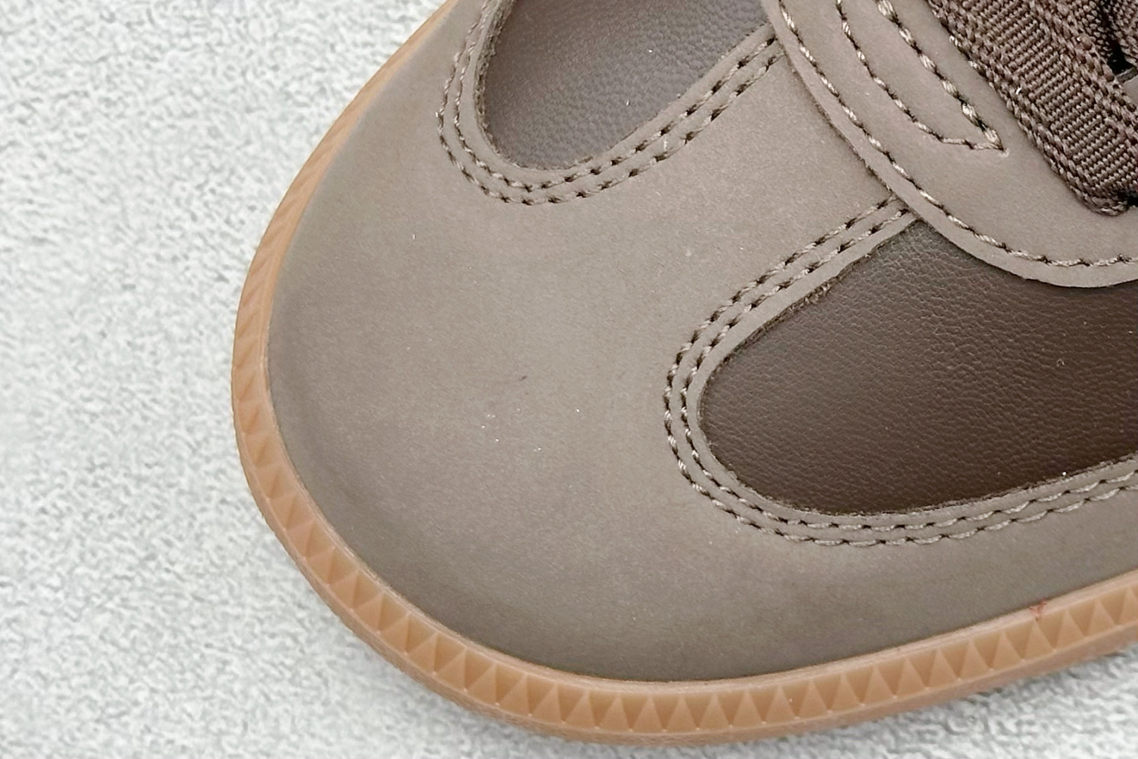 图片[7]-YH长青福利  AD Original Samba OG 复古经典轻便板鞋 带有装饰的超锁缝制和无缝的手感 柔软、柔软的皮革造型和标志性的3条纹完成了精致的外观 正规合身鞋带 鞋面上有绒面鞋垫 橡胶鞋底 享受正畸套筒软感 自50年代首次亮相以来就一直在赢得粉丝的青睐！ 货号：IE6522-选品中心